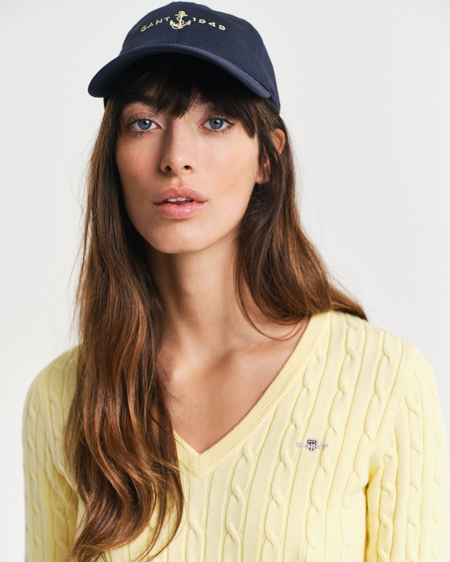DUSTY LIGHT YELLOW, STRETCH COTTON CABLE V-NECK, CLOSE-UP BY GANT AU.