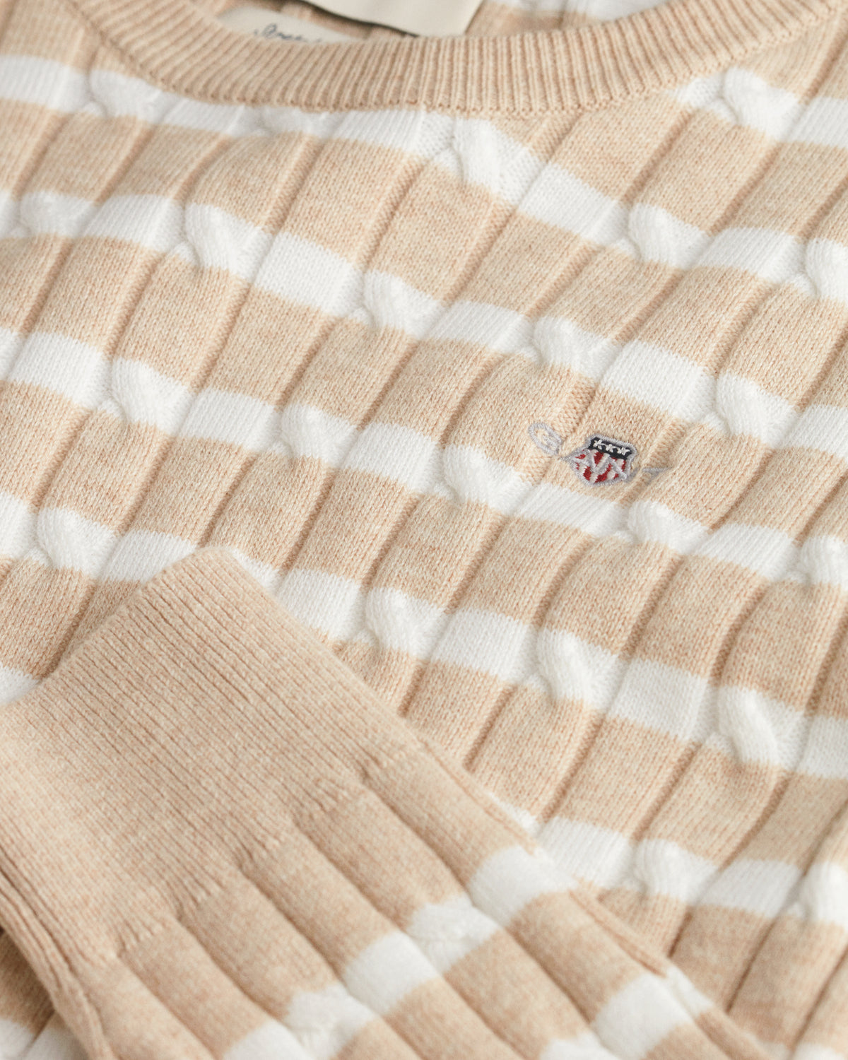 SEED MELANGE, STRETCH COTTON CABLE STRIPE C-NECK, CLOSE-UP BY GANT AU.