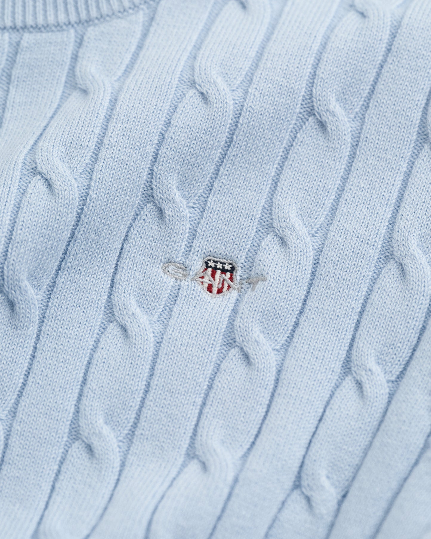 FRESH BLUE, STRETCH COTTON CABLE SS C-NECK, CLOSE-UP BY GANT AU.