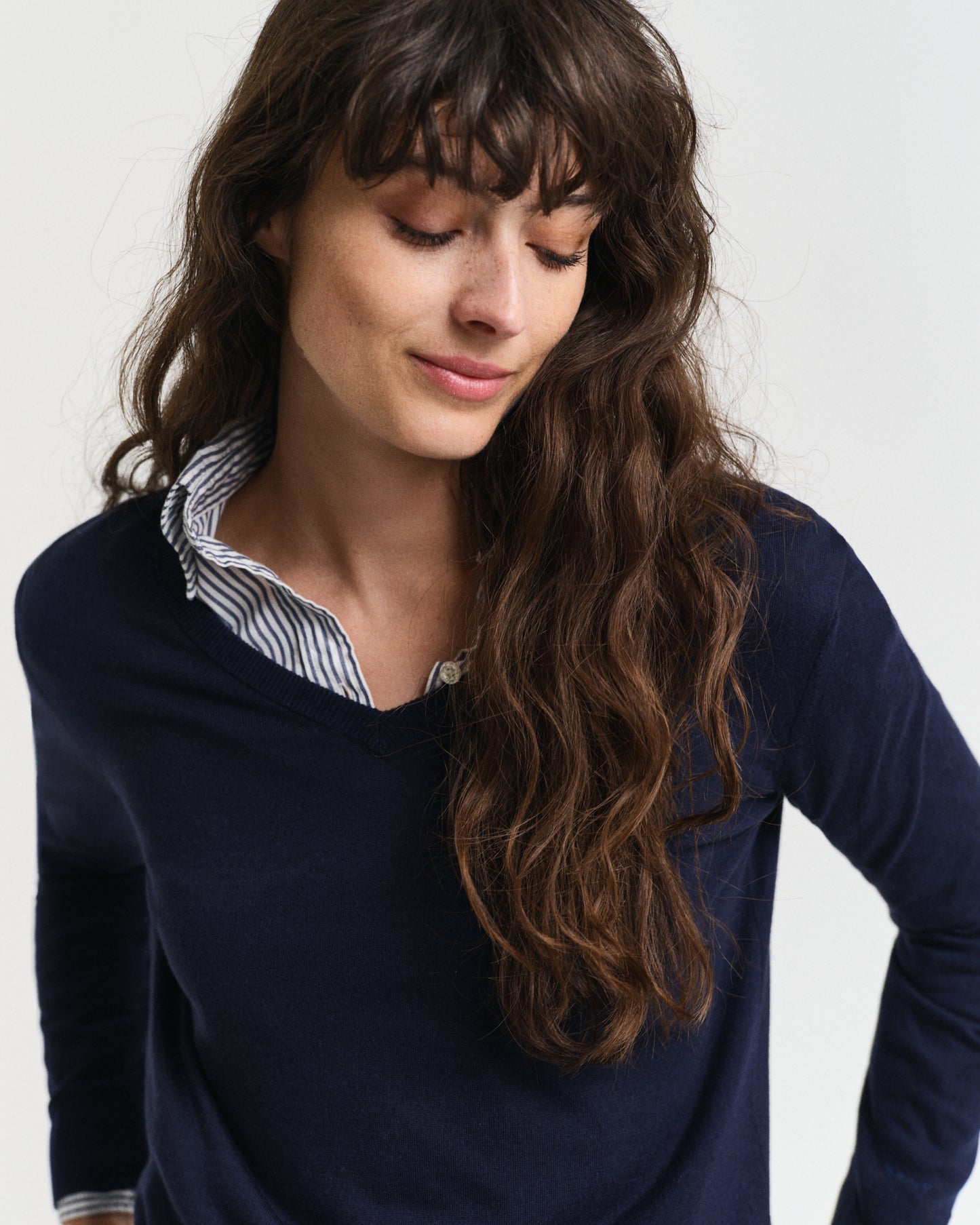 EVENING BLUE, FINE KNIT V-NECK, CLOSE-UP BY GANT AU.