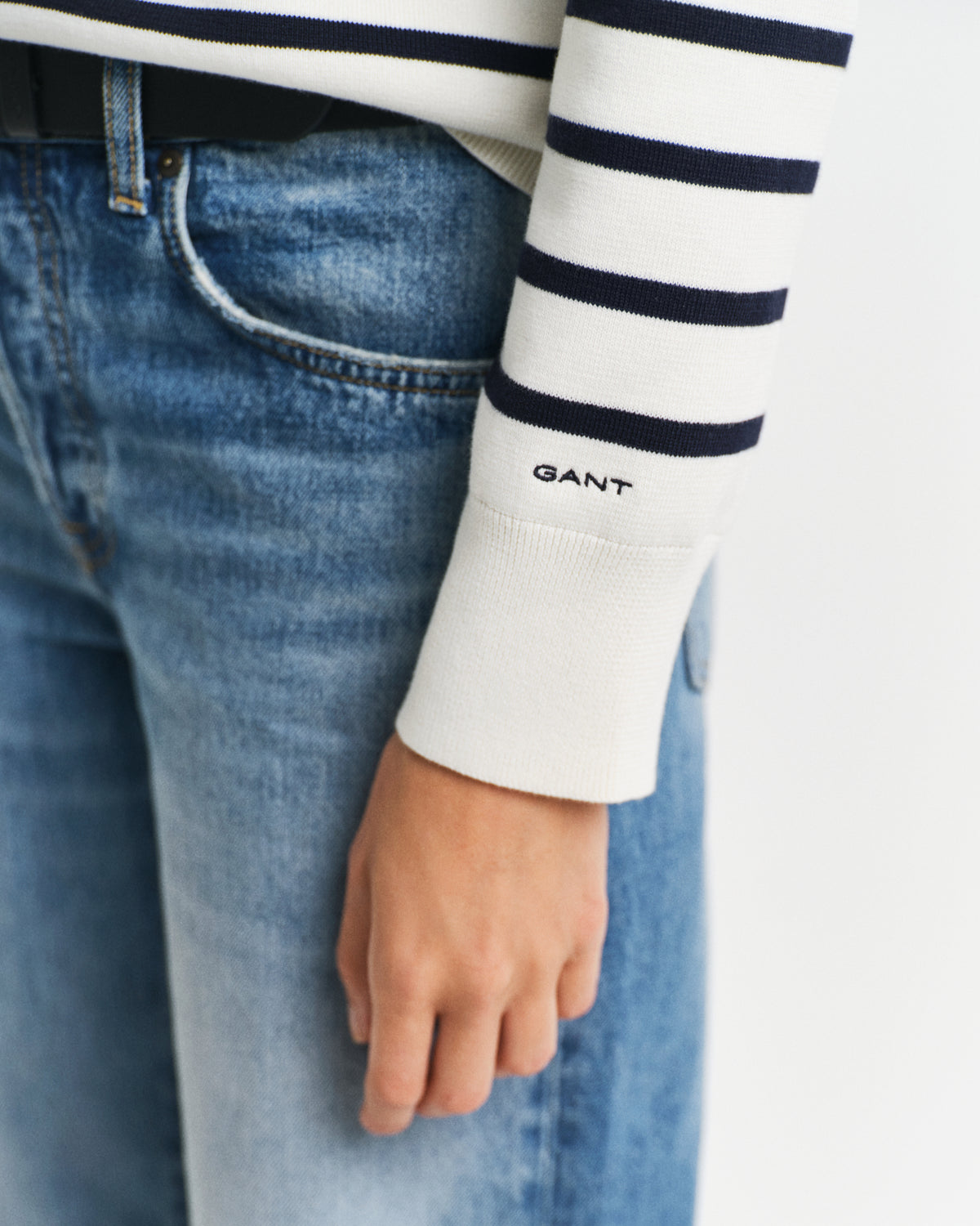 EGGSHELL, STRIPED COTTON C-NECK, CLOSE-UP BY GANT AU.
