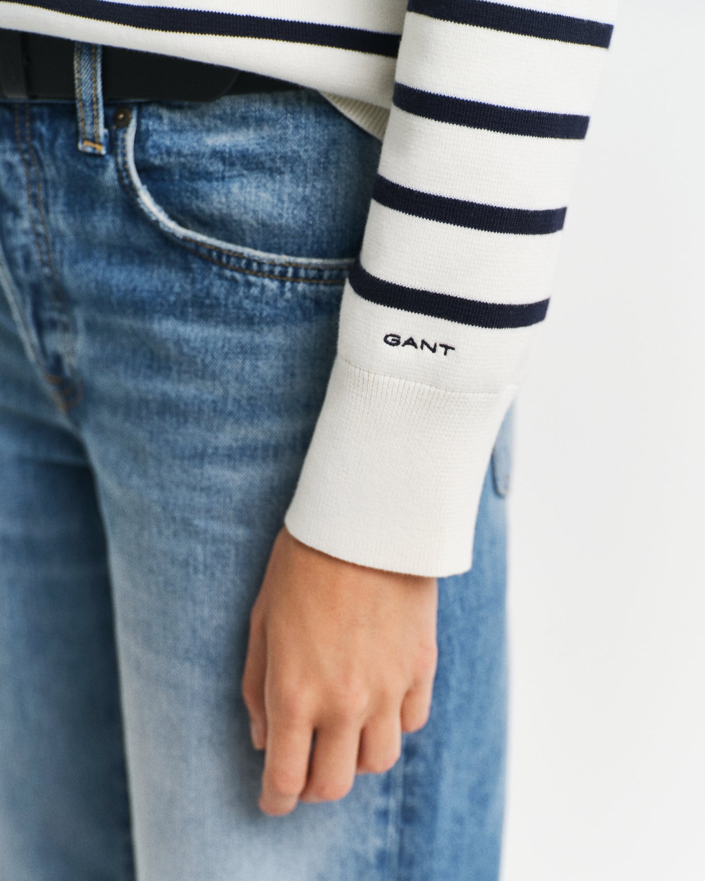 EGGSHELL, STRIPED COTTON C-NECK, CLOSE-UP BY GANT AU.