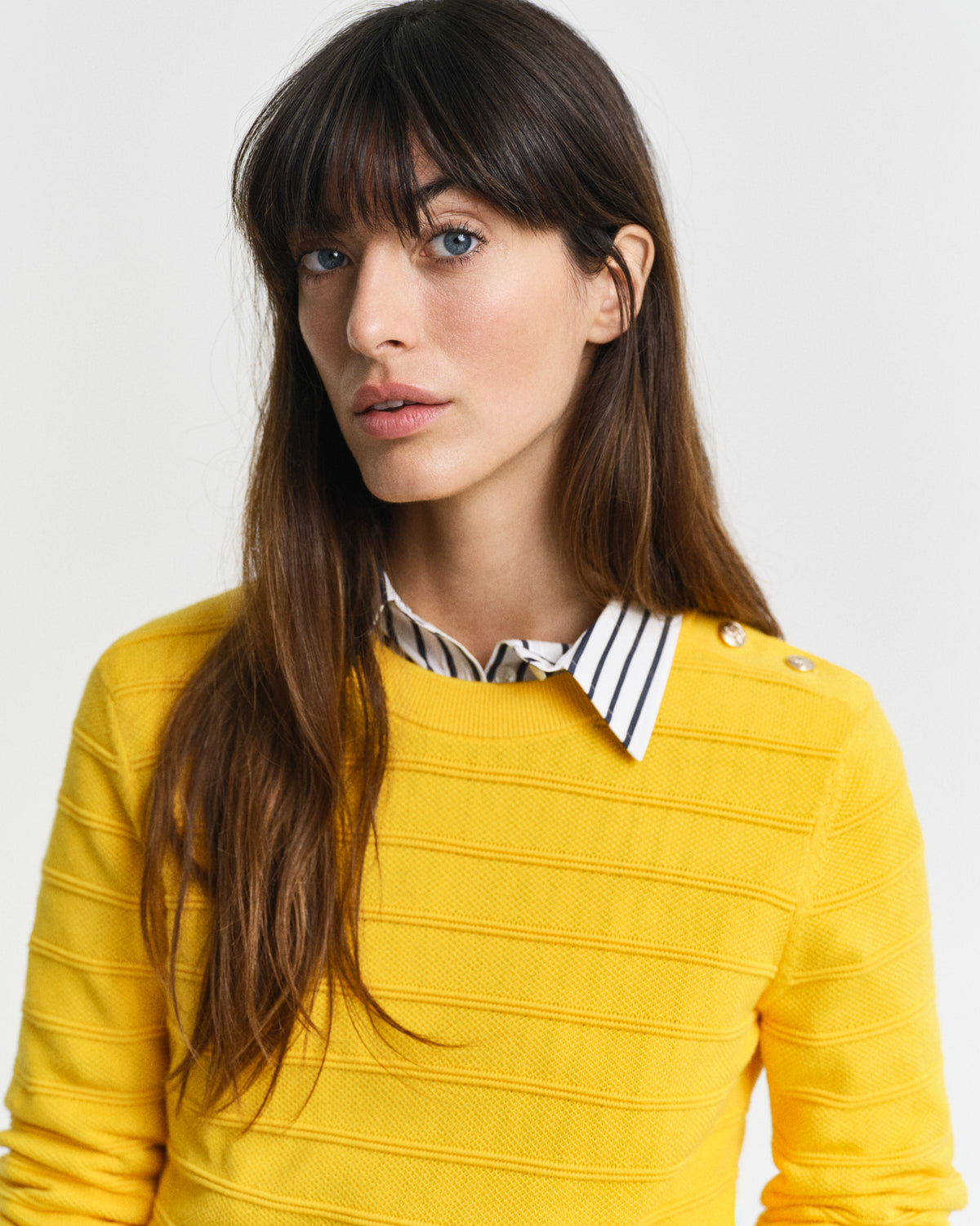 DAFFODIL YELLOW, TEXTURED COTTON C-NECK, CLOSE-UP BY GANT AU.