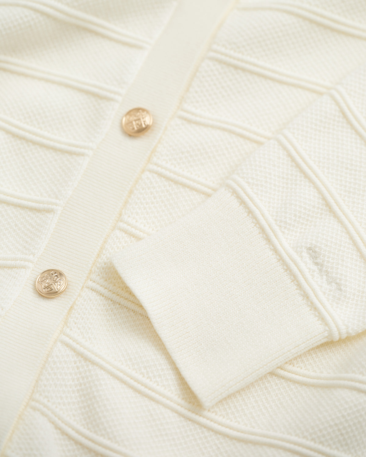 EGGSHELL, TEXTURED COTTON CARDIGAN, CLOSE-UP BY GANT AU.