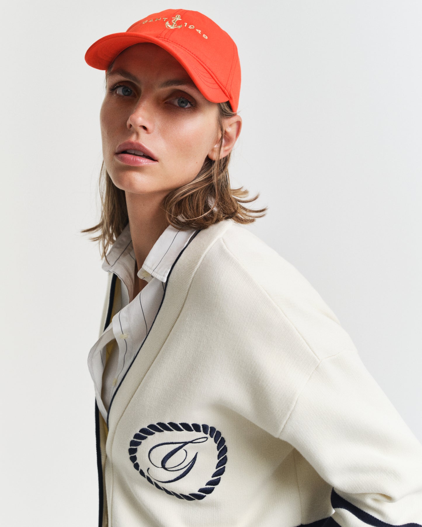 CREAM, GANT VARSITY V-NECK CARDIGAN, CLOSE-UP BY GANT AU.