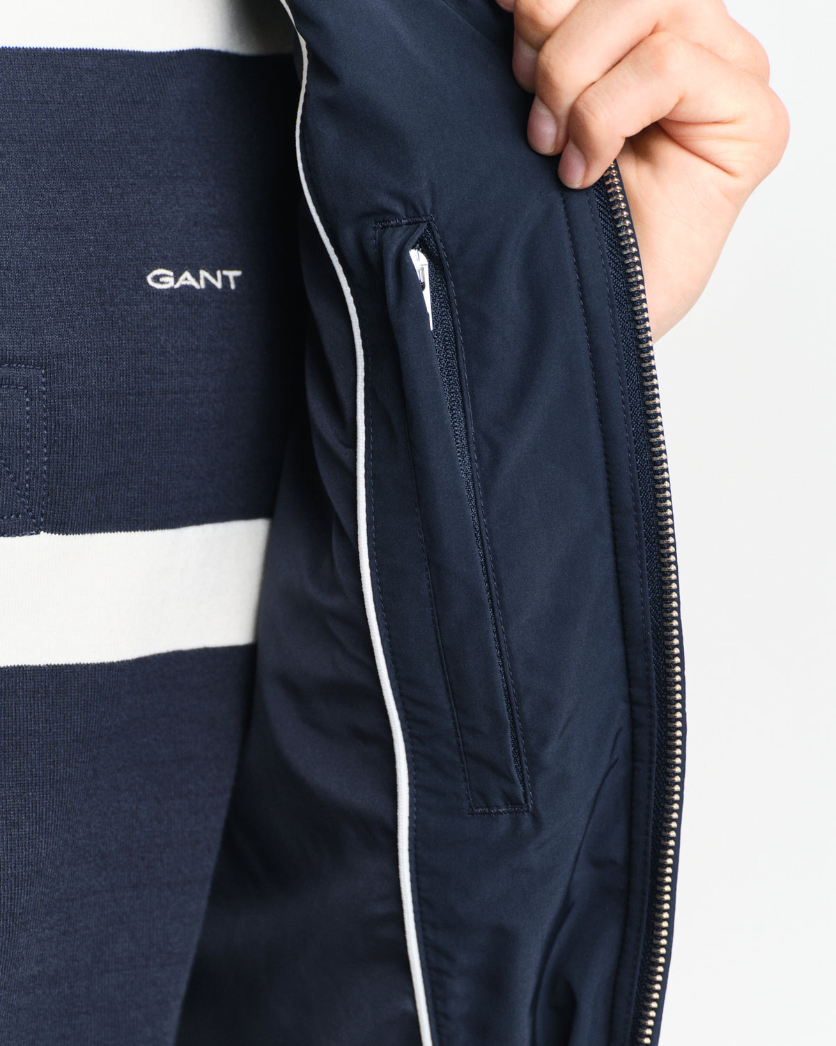 EVENING BLUE, QUILTED WINDCHEATER VEST, CLOSE-UP BY GANT AU.