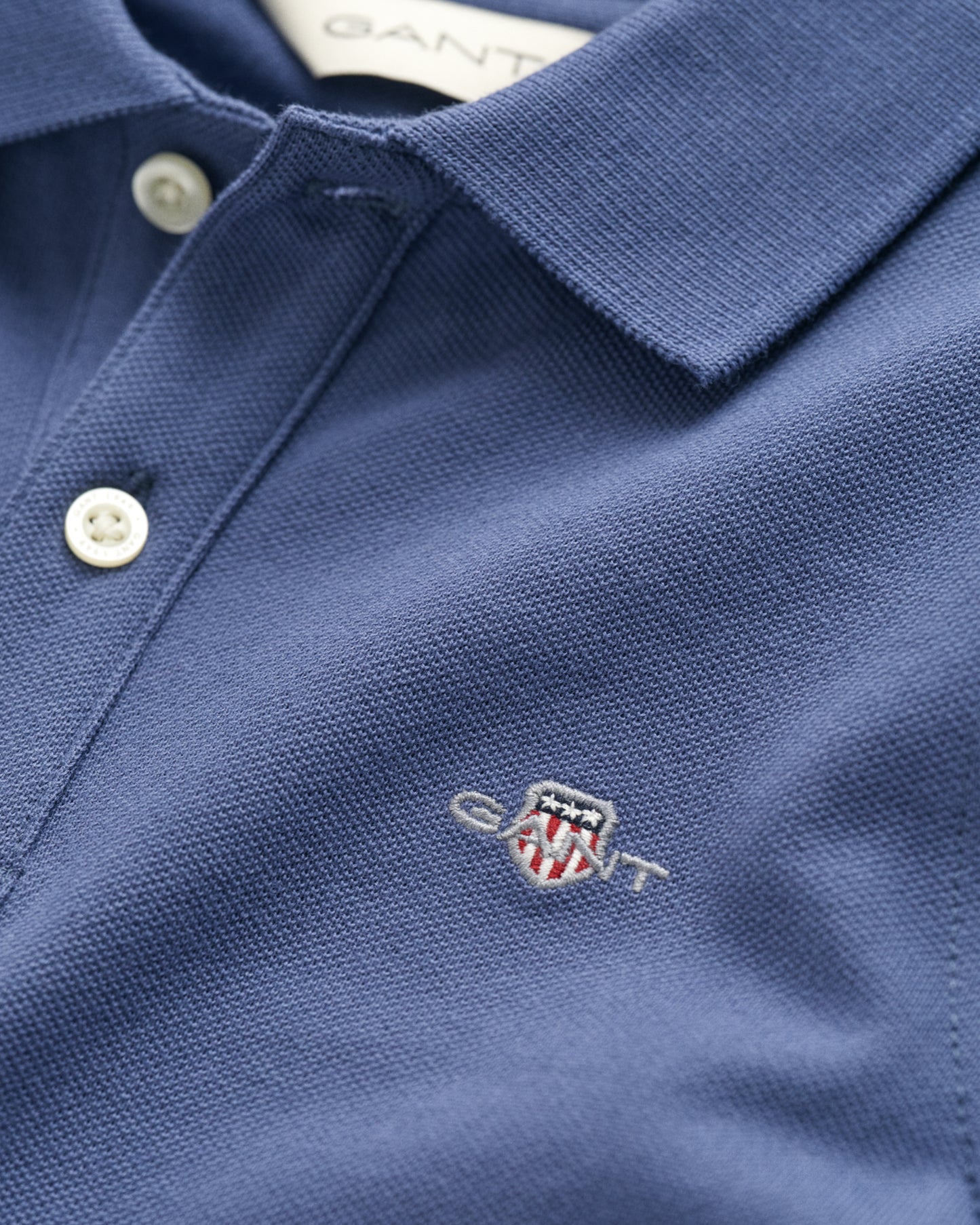 DUSTY NAVY, SHIELD SS PIQUE, CLOSE-UP BY GANT AU.