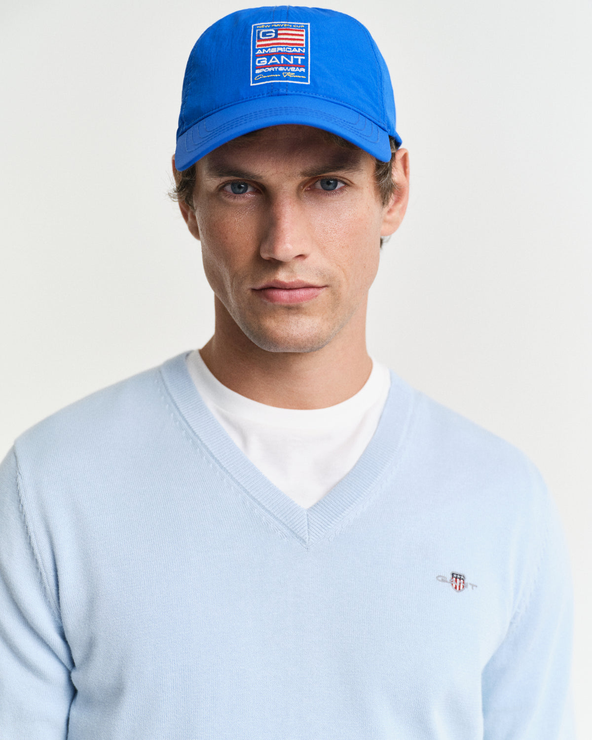 FRESH BLUE, CLASSIC COTTON V-NECK, CLOSE-UP BY GANT AU.