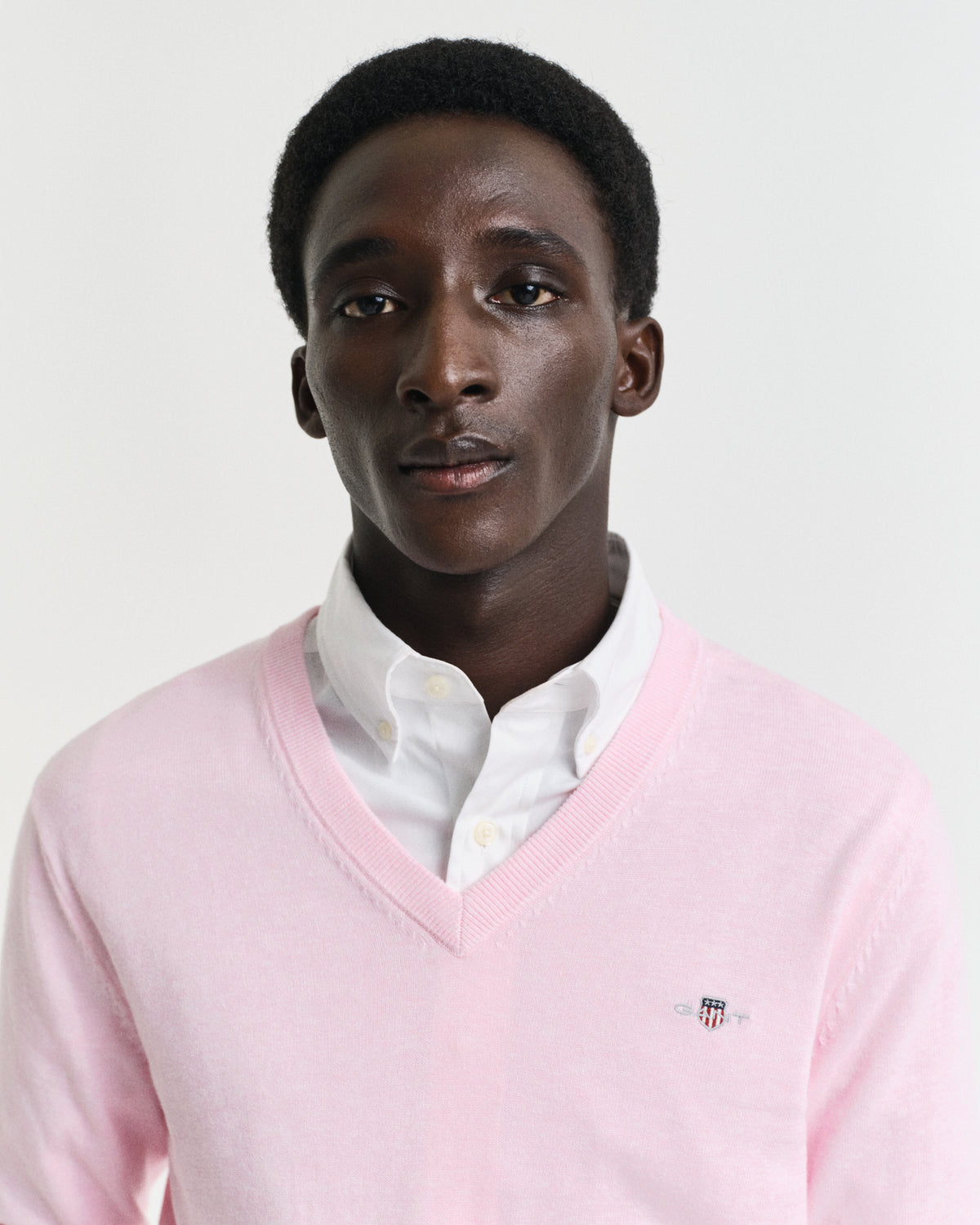 LIGHT PINK MELANGE, CLASSIC COTTON V-NECK, CLOSE-UP BY GANT AU.