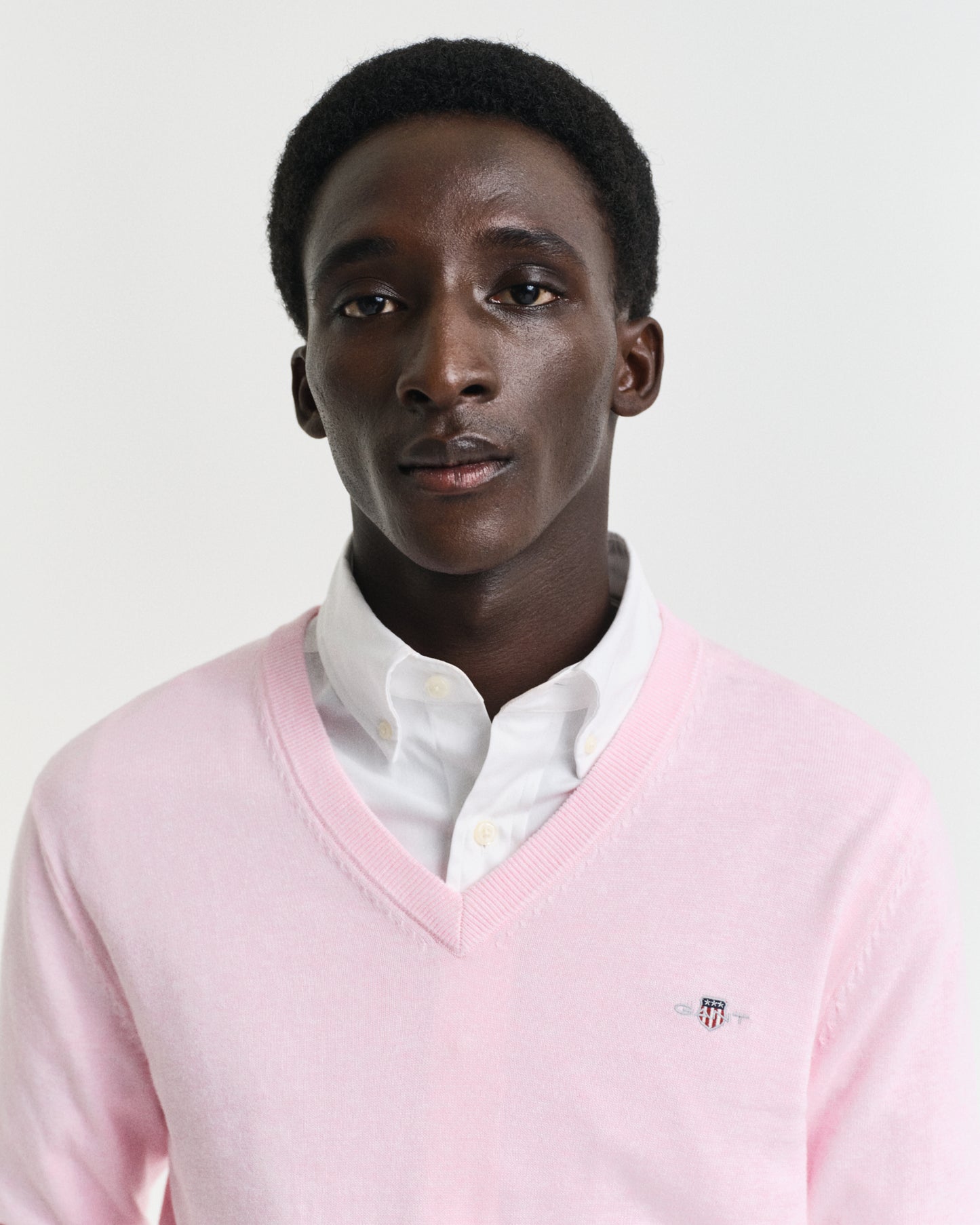 LIGHT PINK MELANGE, CLASSIC COTTON V-NECK, CLOSE-UP BY GANT AU.