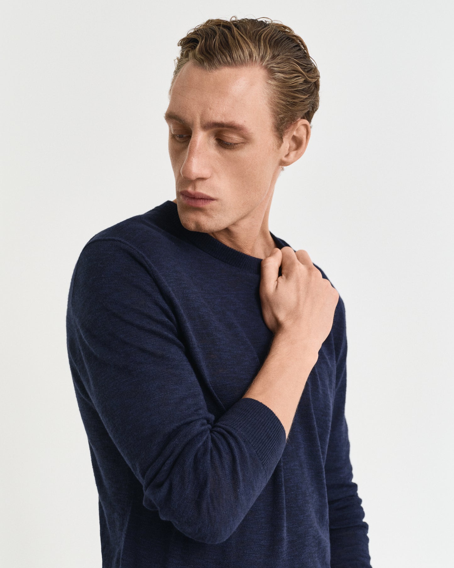 EVENING BLUE, LINEN BLEND C-NECK, CLOSE-UP BY GANT AU.