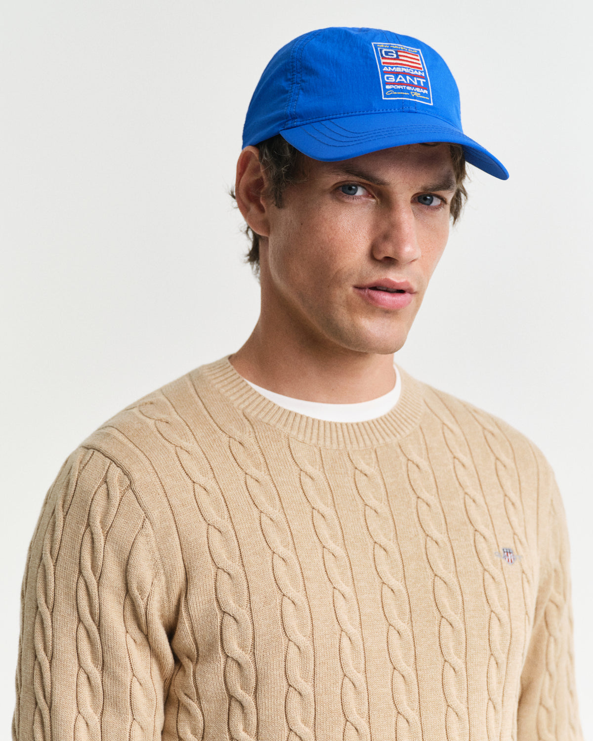 KHAKI MELANGE, COTTON CABLE C-NECK, CLOSE-UP BY GANT AU.