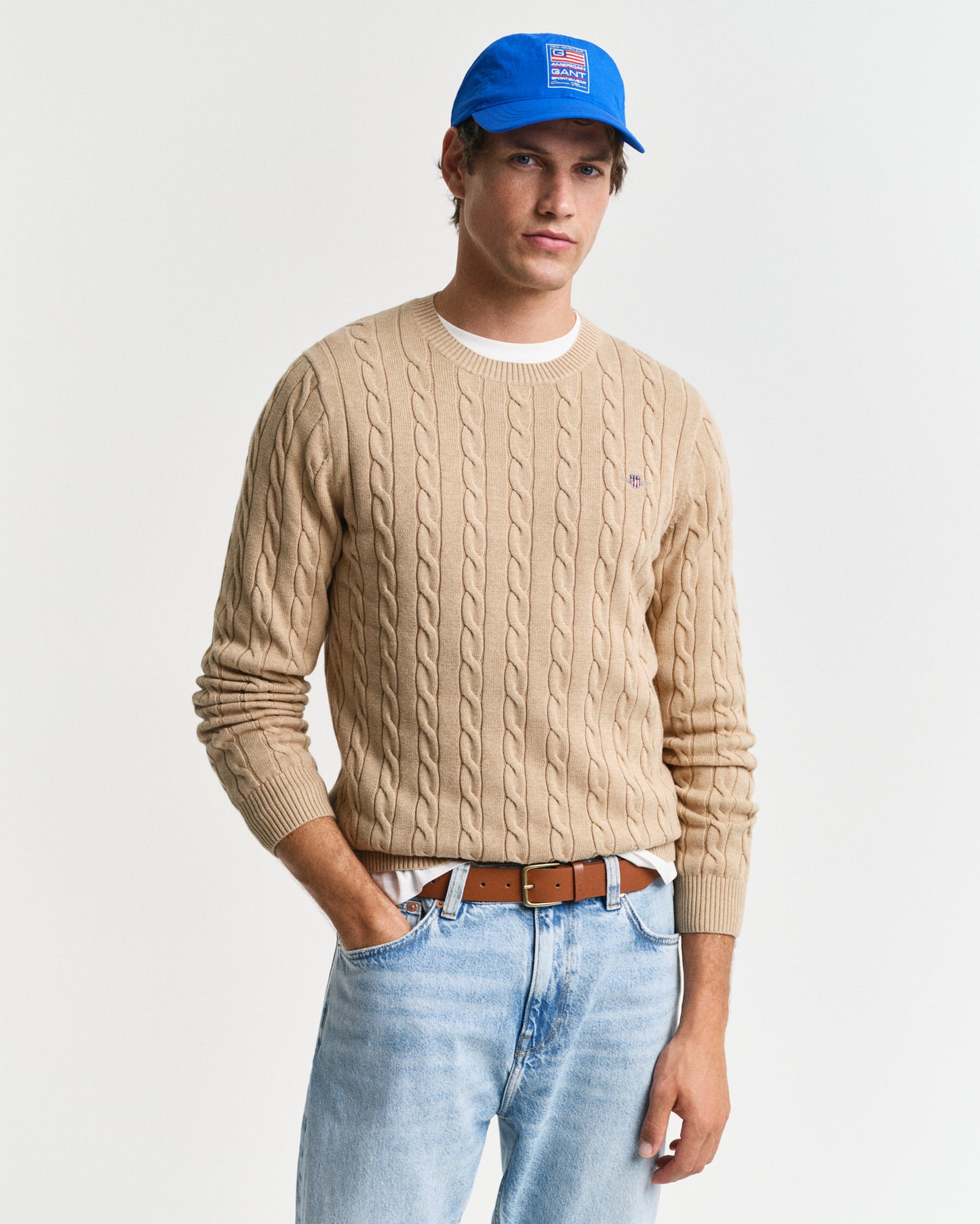 KHAKI MELANGE, COTTON CABLE C-NECK, FRONT-VIEW BY GANT AU.