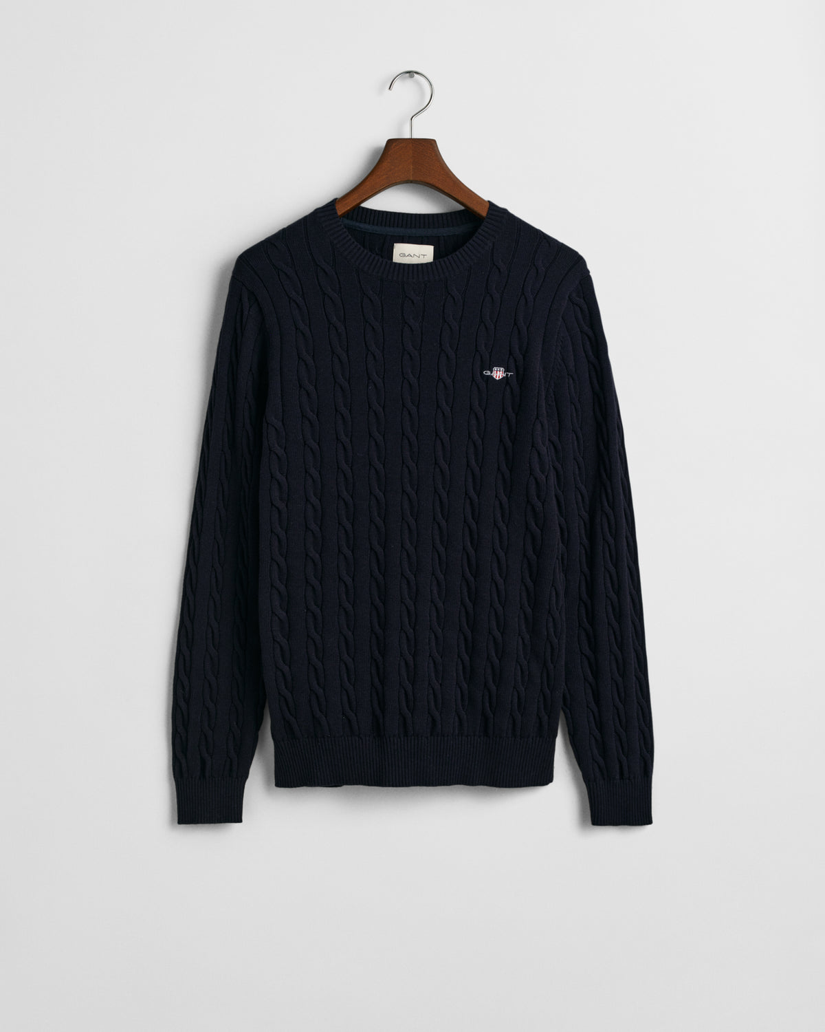 EVENING BLUE, COTTON CABLE C-NECK, FLAT-LAY BY GANT AU.