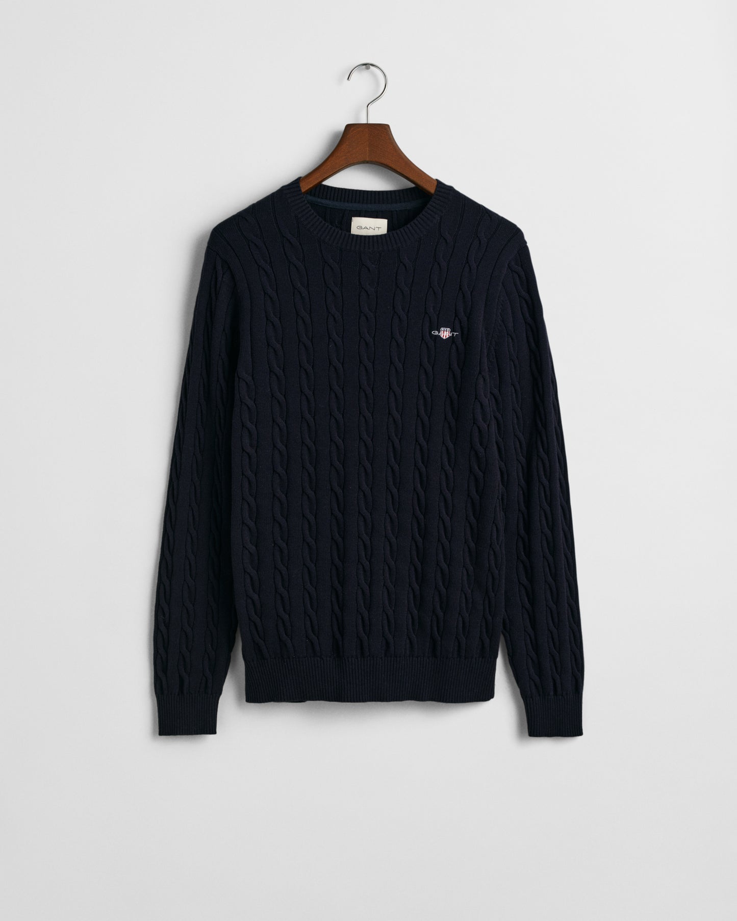 EVENING BLUE, COTTON CABLE C-NECK, FLAT-LAY BY GANT AU.