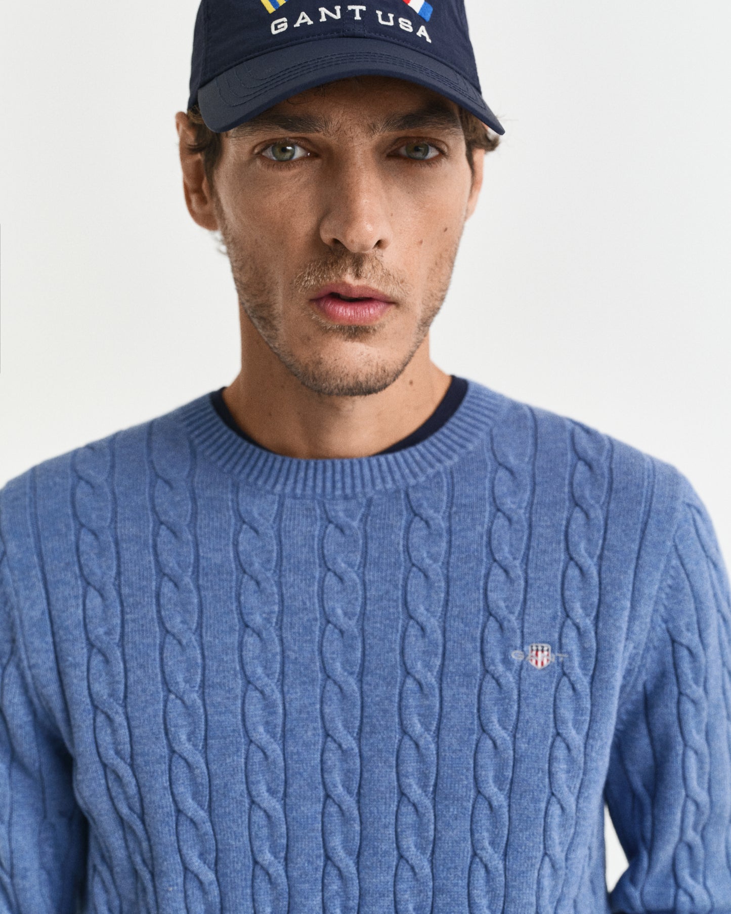DENIM BLUE MELANGE, COTTON CABLE C-NECK, CLOSE-UP BY GANT AU.