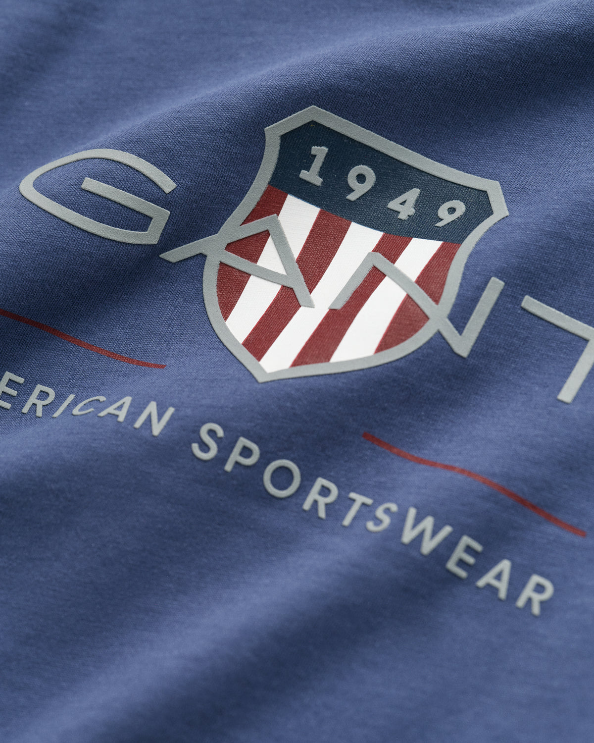 DUSTY NAVY, ARCHIVE SHIELD SS T-SHIRT, CLOSE-UP BY GANT AU.