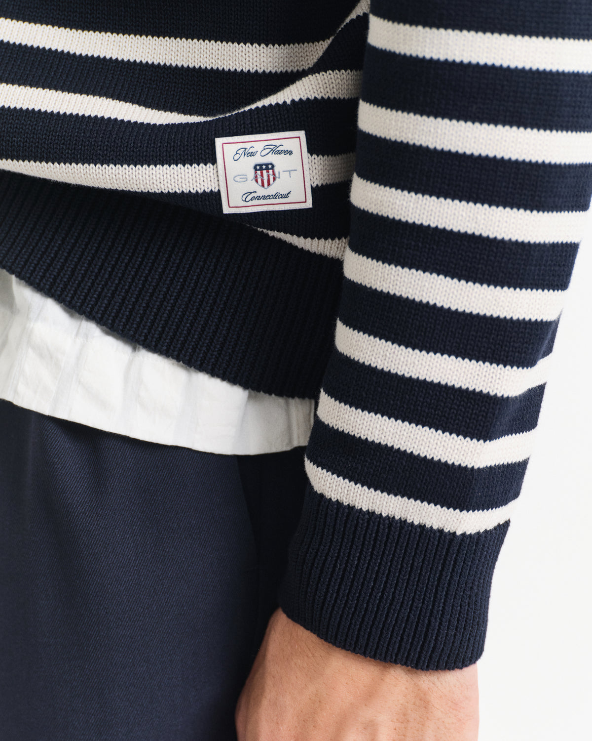 EVENING BLUE, STRIPED COTTON C-NECK, CLOSE-UP BY GANT AU.