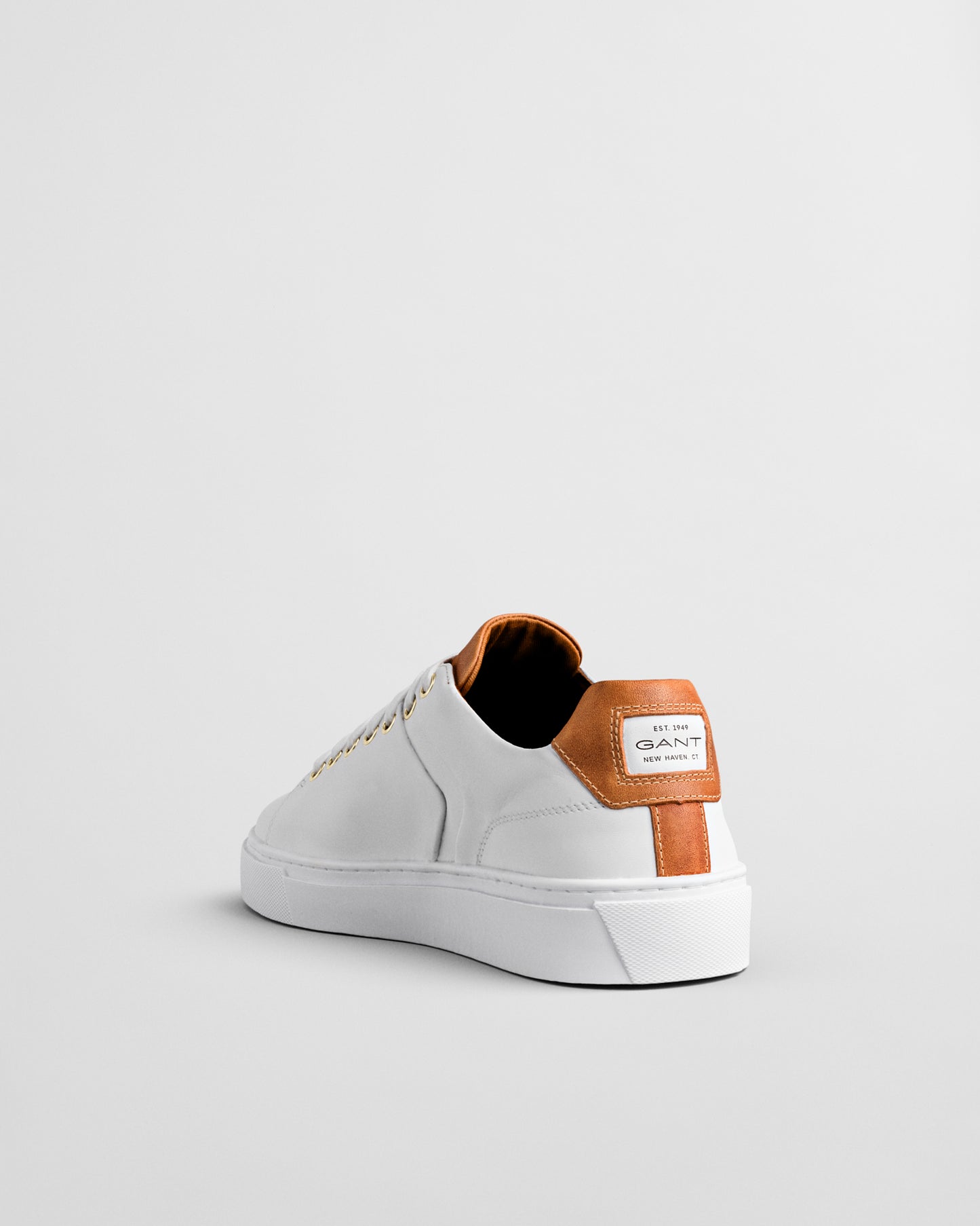 WHITE, MC JULIEN, CLOSE-UP BY GANT AU.
