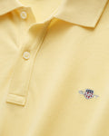 DUSTY LIGHT YELLOW, SHIELD SS PIQUE, CLOSE-UP BY GANT AU.