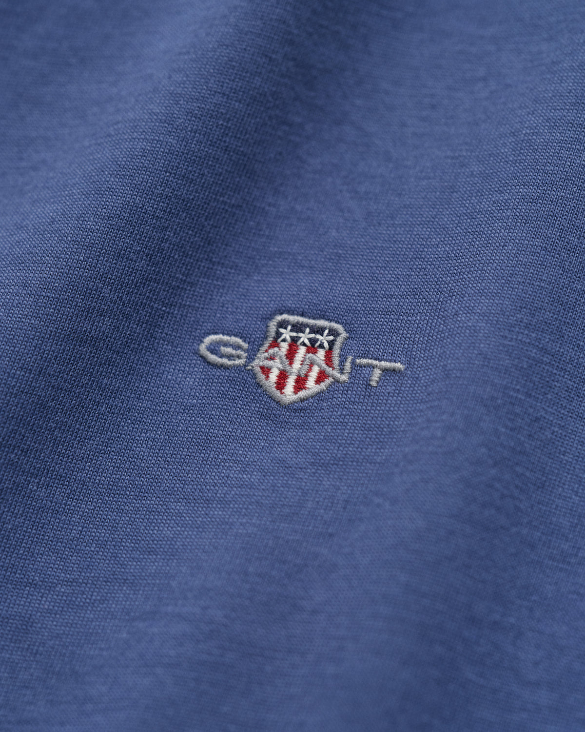 DUSTY NAVY, SHIELD SS T-SHIRT, CLOSE-UP BY GANT AU.