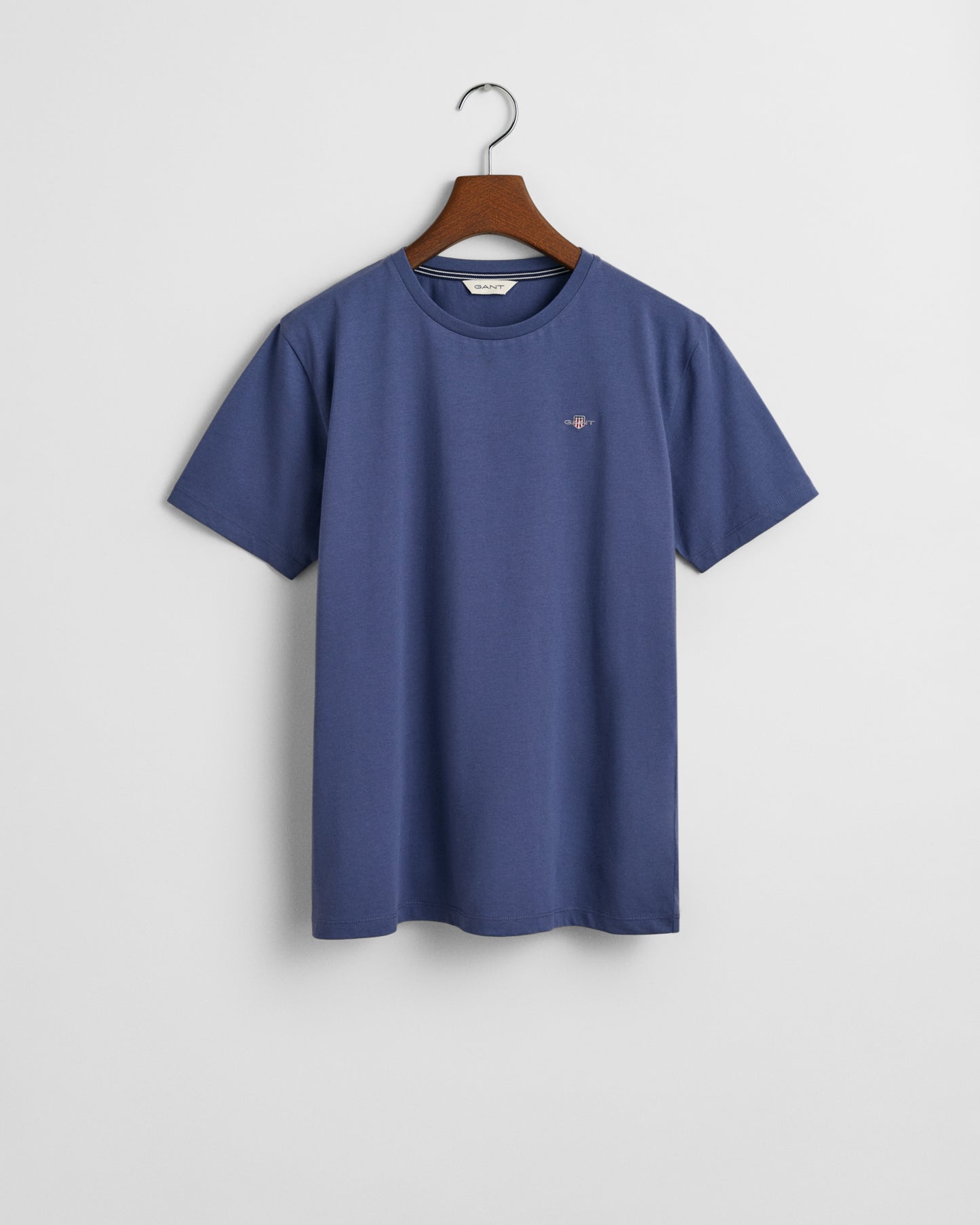 DUSTY NAVY, SHIELD SS T-SHIRT BY GANT AU.