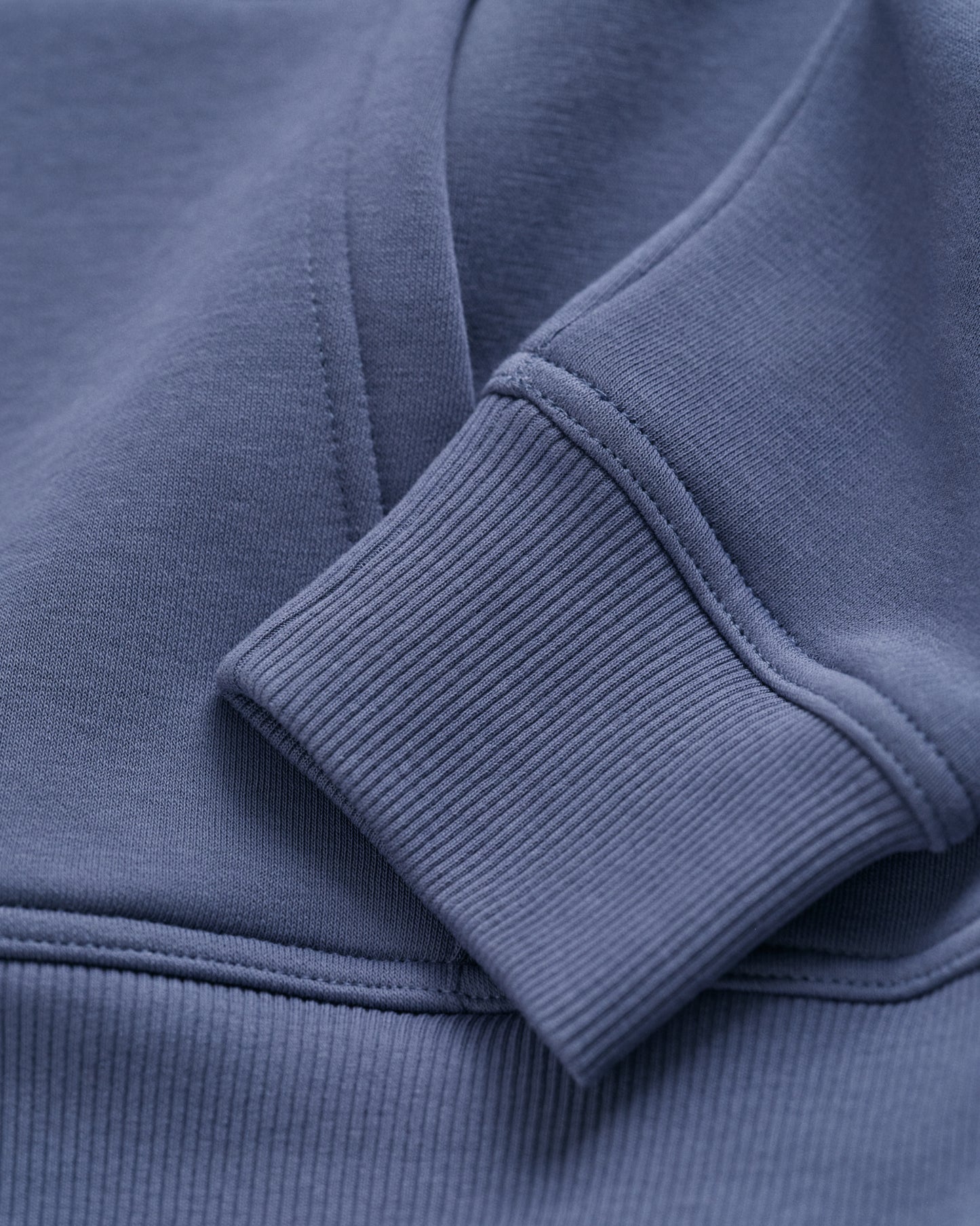 DUSTY NAVY, ARCHIVE SHIELD HOODIE, CLOSE-UP BY GANT AU.