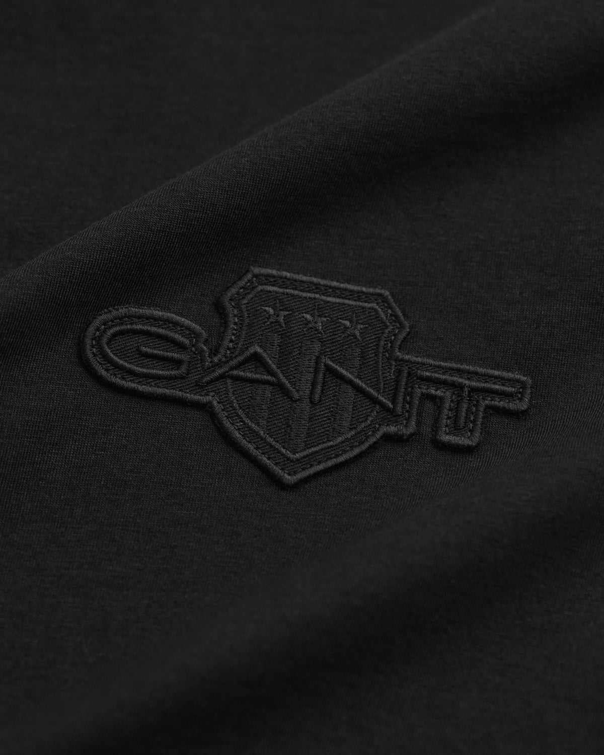 BLACK, REG TONAL SHIELD SS T-SHIRT, CLOSE-UP BY GANT AU.
