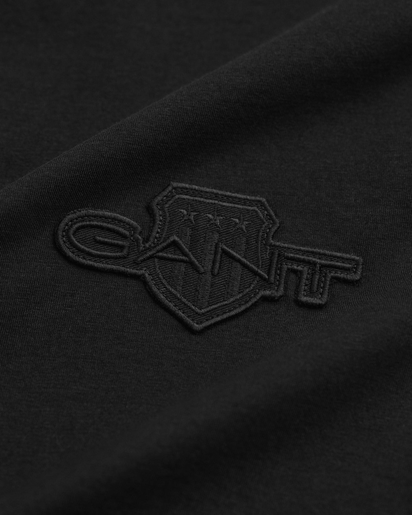 BLACK, REG TONAL SHIELD SS T-SHIRT, CLOSE-UP BY GANT AU.