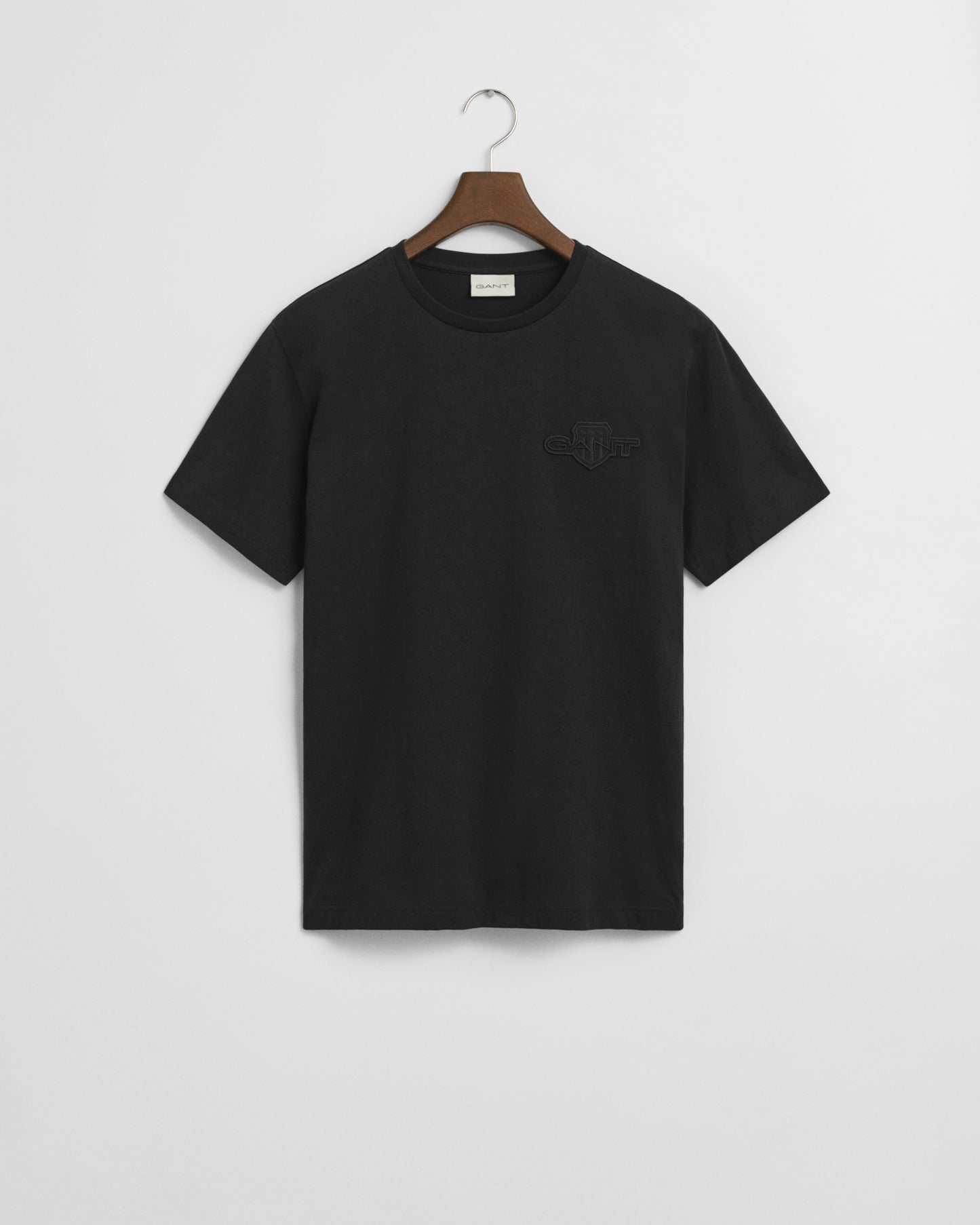 BLACK, REG TONAL SHIELD SS T-SHIRT BY GANT AU.