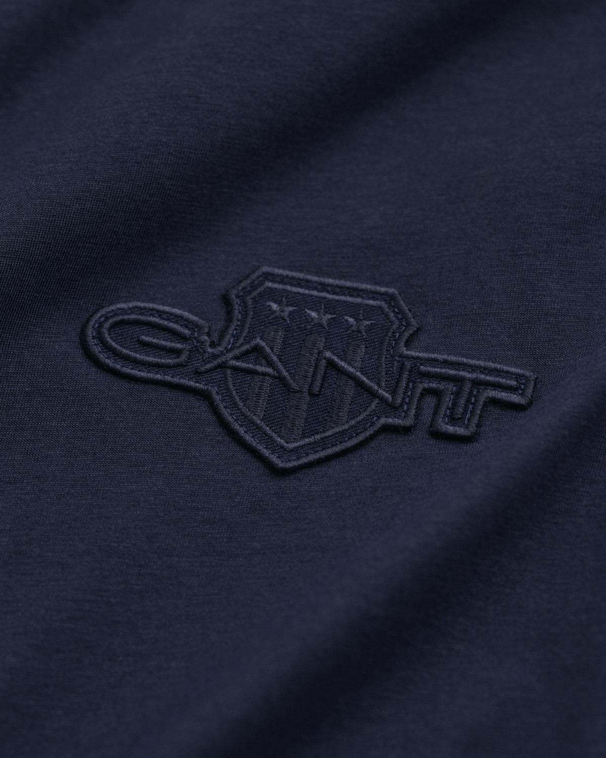 EVENING BLUE, REG TONAL SHIELD SS T-SHIRT, CLOSE-UP BY GANT AU.