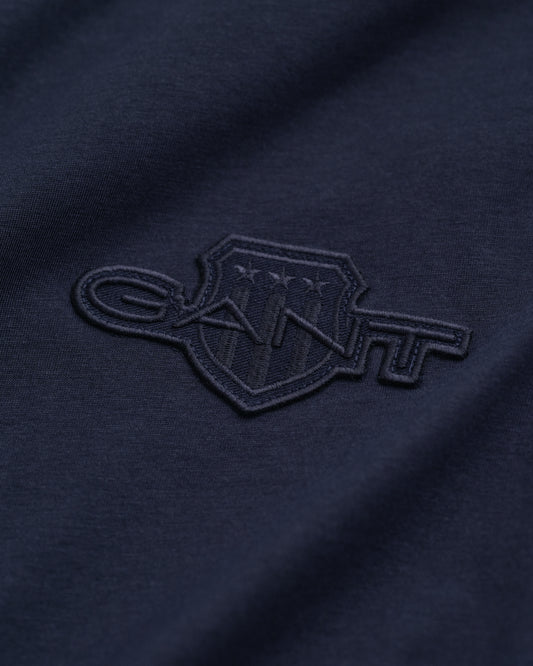 EVENING BLUE, REG TONAL SHIELD SS T-SHIRT, CLOSE-UP BY GANT AU.