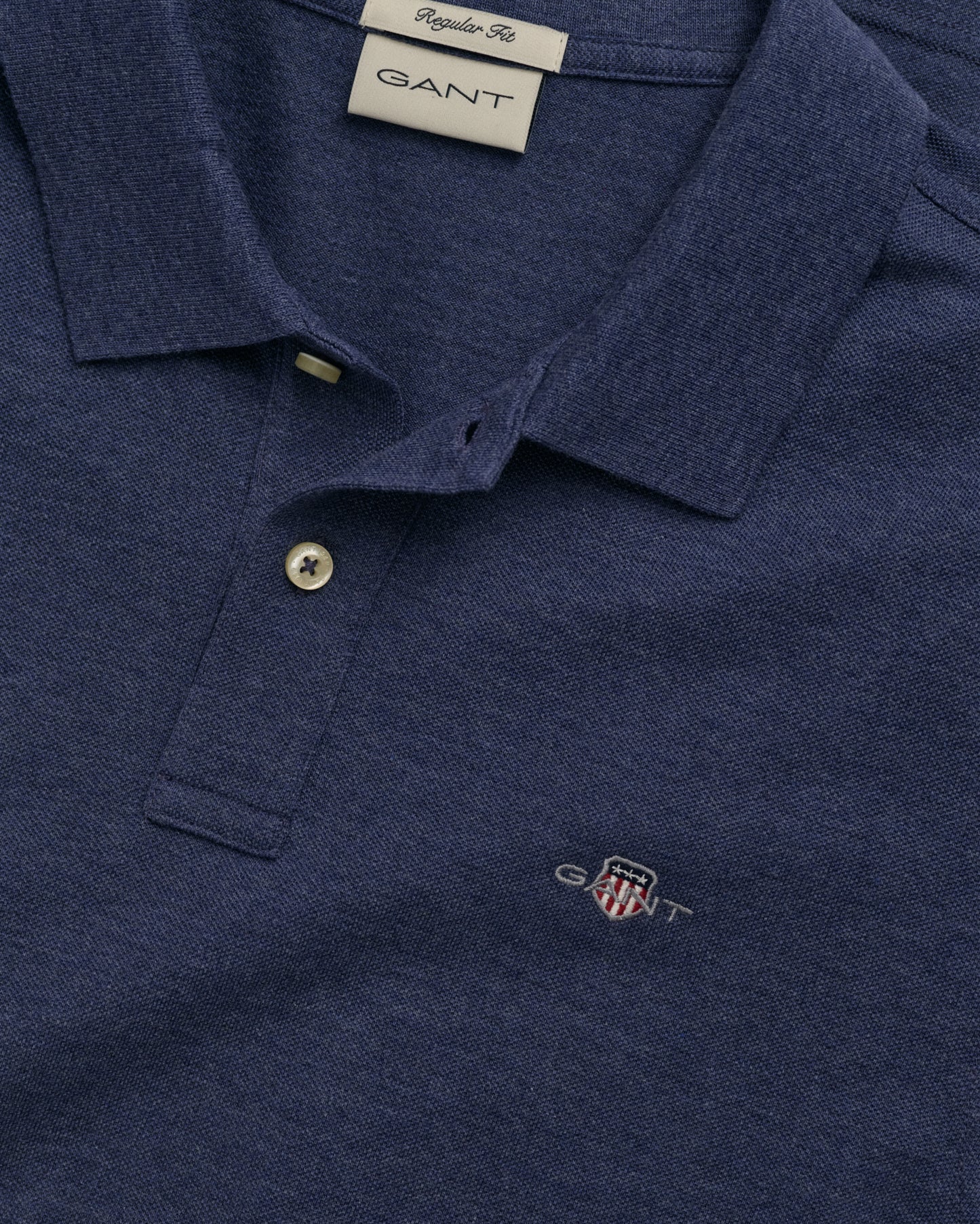 DK JEANSBLUE MELANGE, REG SHIELD SS PIQUE POLO, CLOSE-UP BY GANT AU.