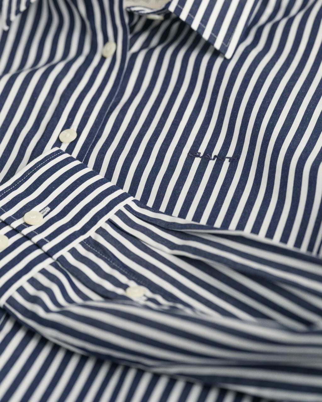 CLASSIC BLUE, REG CLASSIC POPLIN STRIPED SHIRT, FLAT-LAY BY GANT AU.