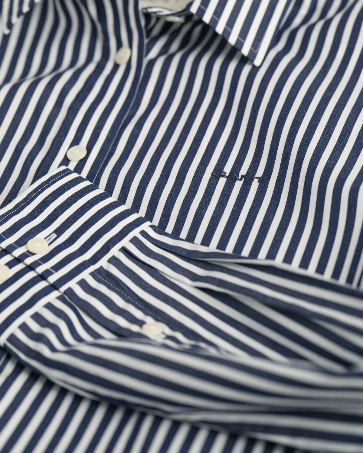 CLASSIC BLUE, REG CLASSIC POPLIN STRIPED SHIRT, FLAT-LAY BY GANT AU.