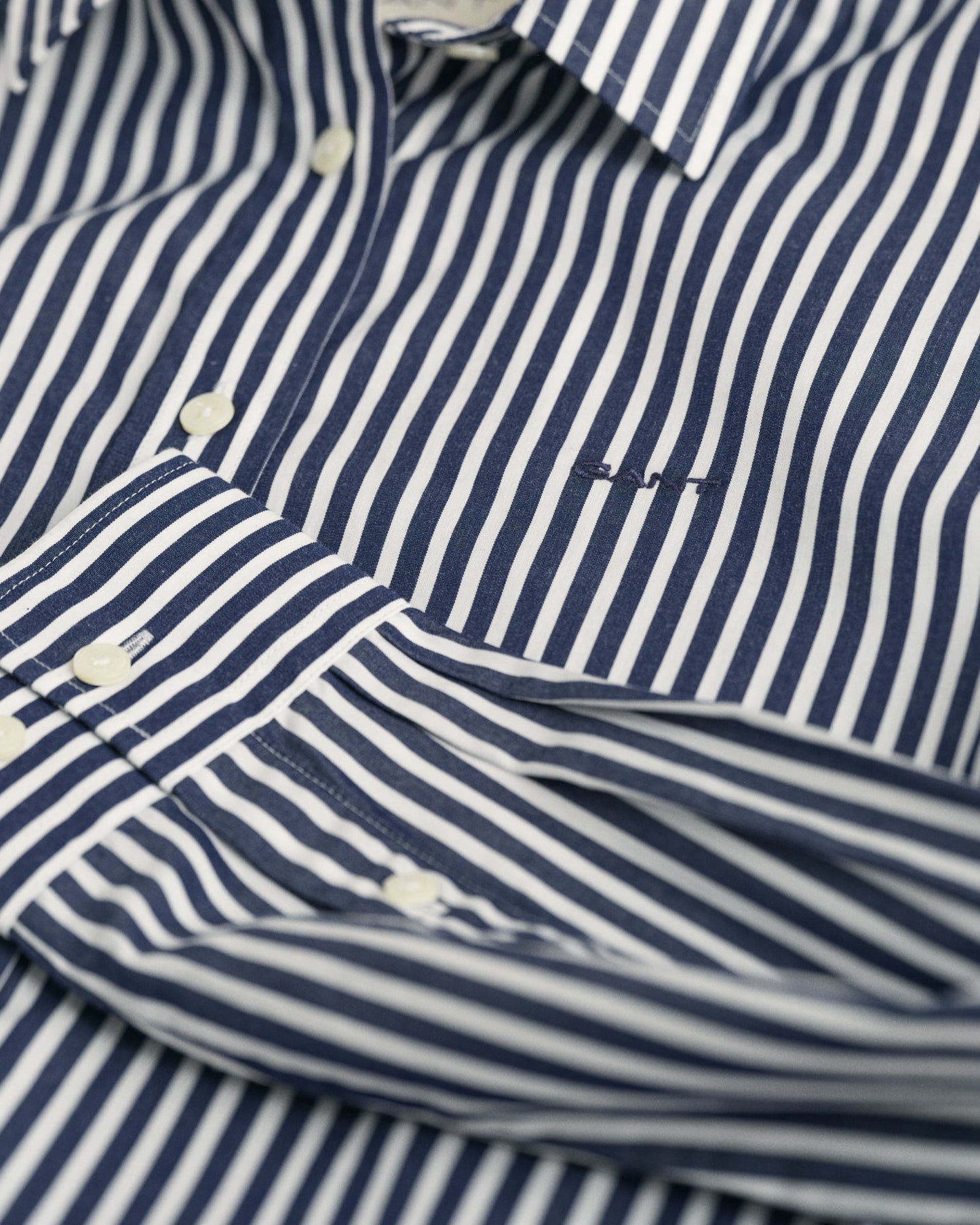 CLASSIC BLUE, REG CLASSIC POPLIN STRIPED SHIRT, FLAT-LAY BY GANT AU.