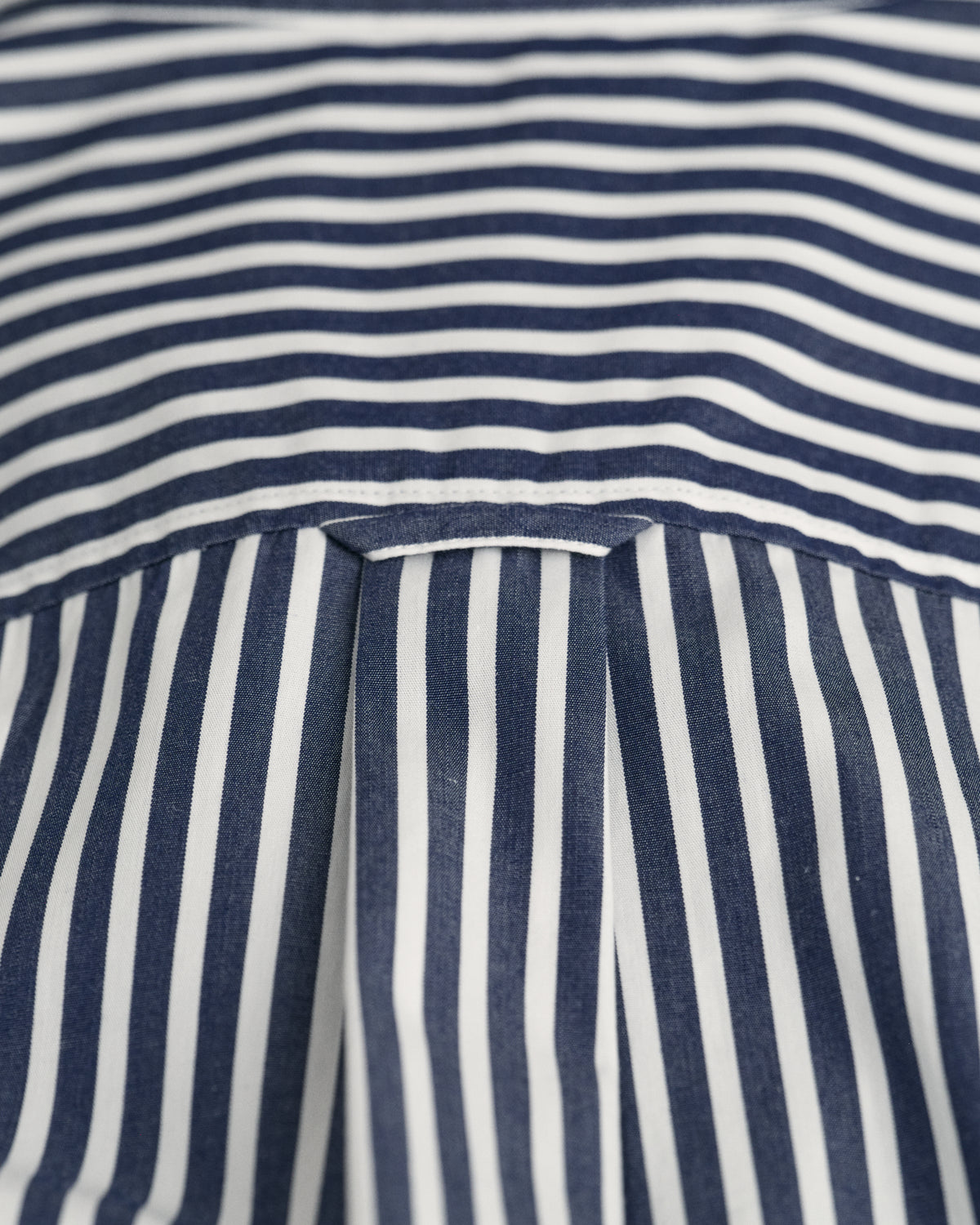 CLASSIC BLUE, REG CLASSIC POPLIN STRIPED SHIRT, CLOSE-UP BY GANT AU.