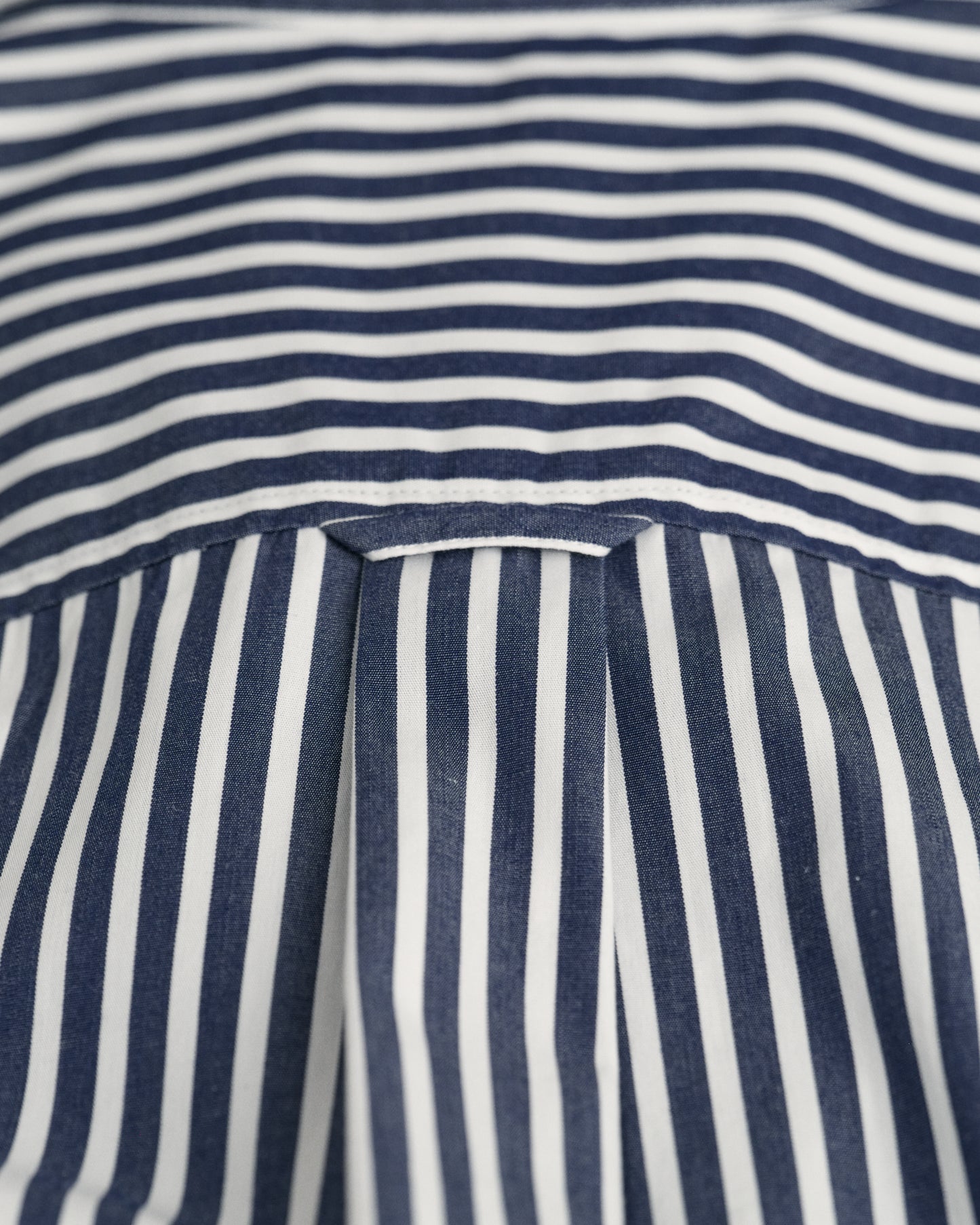 CLASSIC BLUE, REG CLASSIC POPLIN STRIPED SHIRT, CLOSE-UP BY GANT AU.