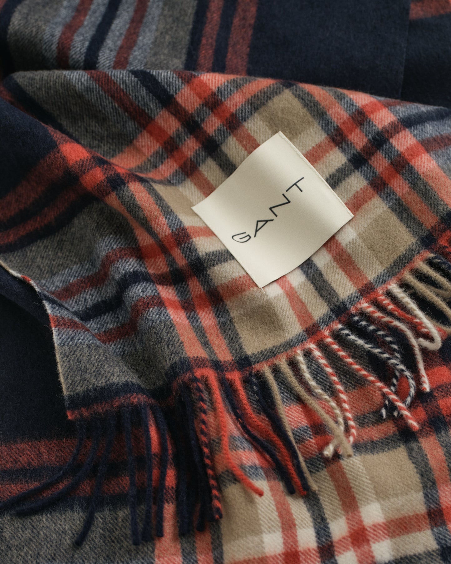 EVENING BLUE, TARTAN CHECK WOOL SCARF, CLOSE-UP BY GANT AU.