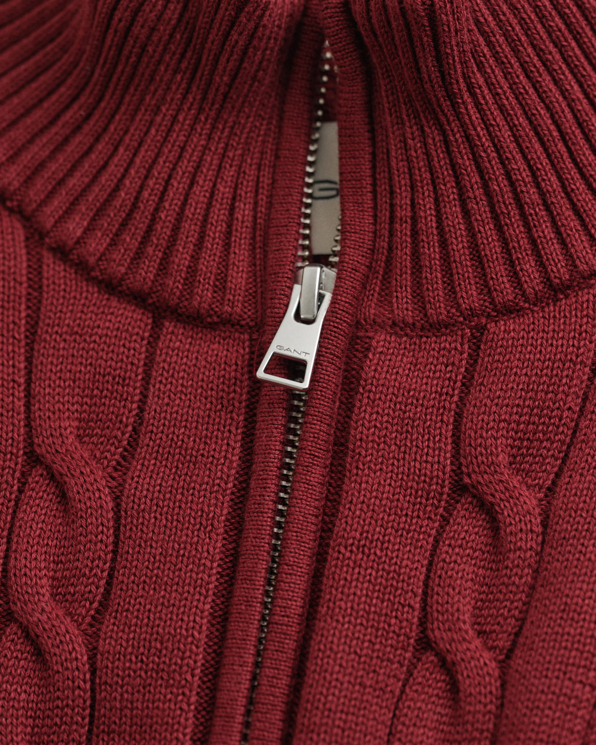 PLUMPED RED, COTTON CABLE HALF ZIP, CLOSE-UP BY GANT AU.