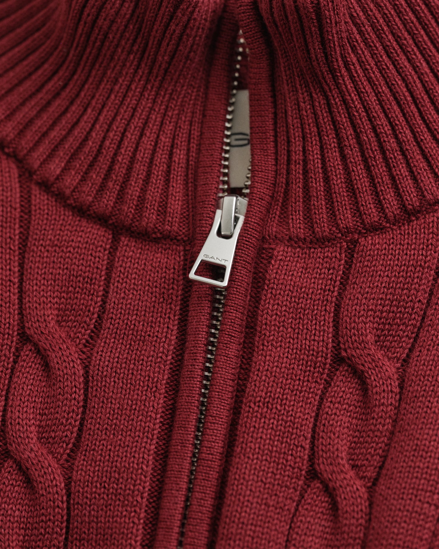 PLUMPED RED, COTTON CABLE HALF ZIP, CLOSE-UP BY GANT AU.