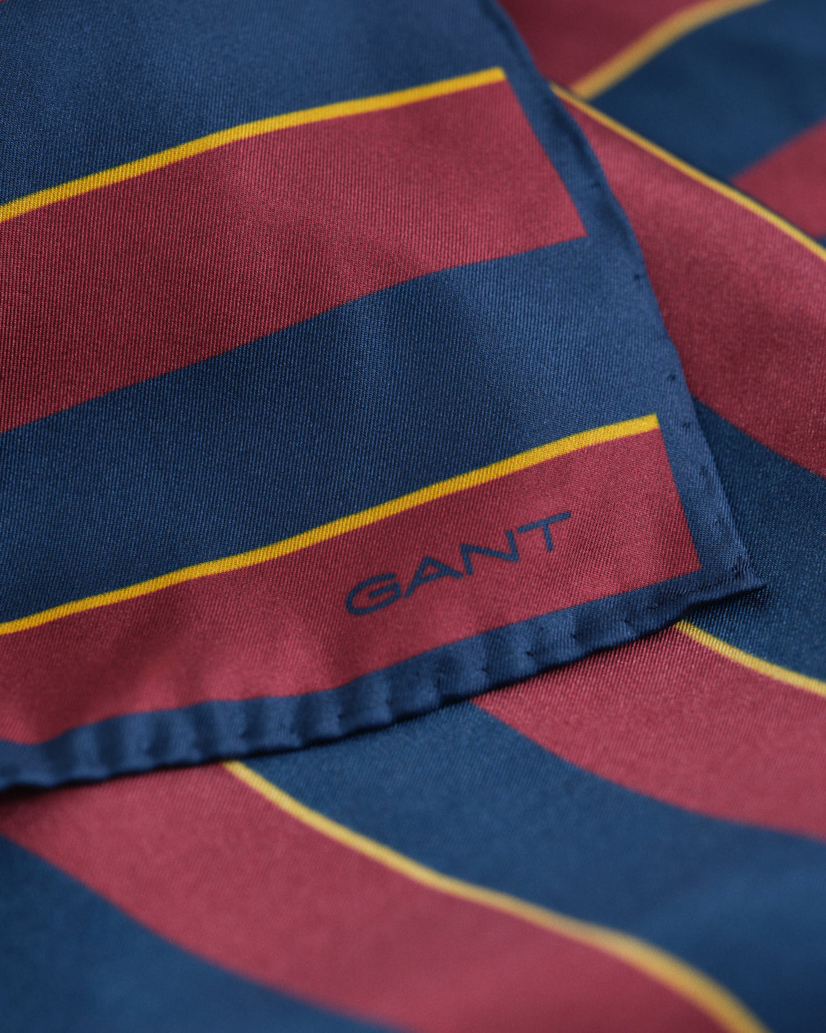 PLUMPED RED, STRIPED POCKET SQUARE, CLOSE-UP BY GANT AU.