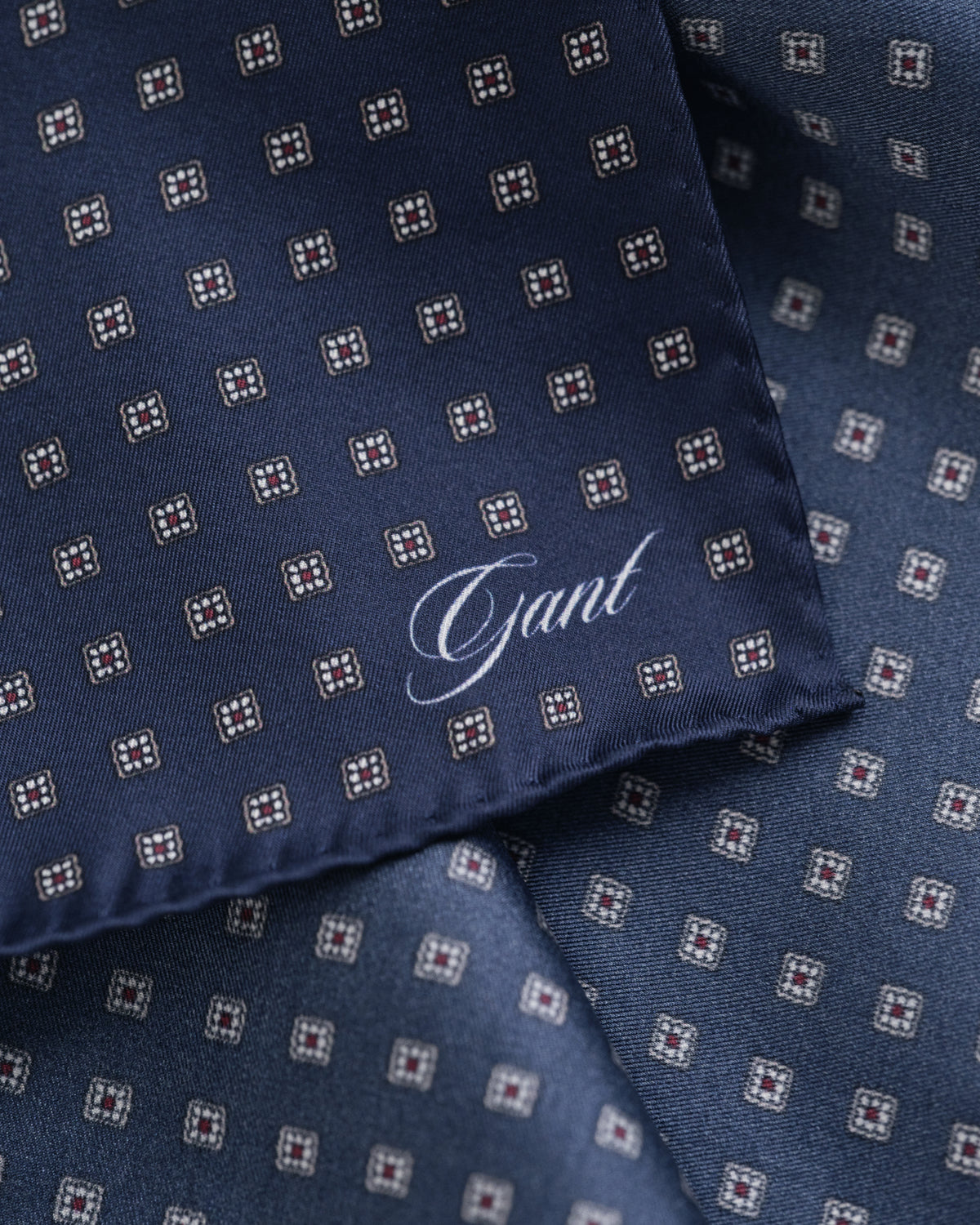 MARINE, FOULARD PRINT POCKET SQUARE, CLOSE-UP BY GANT AU.