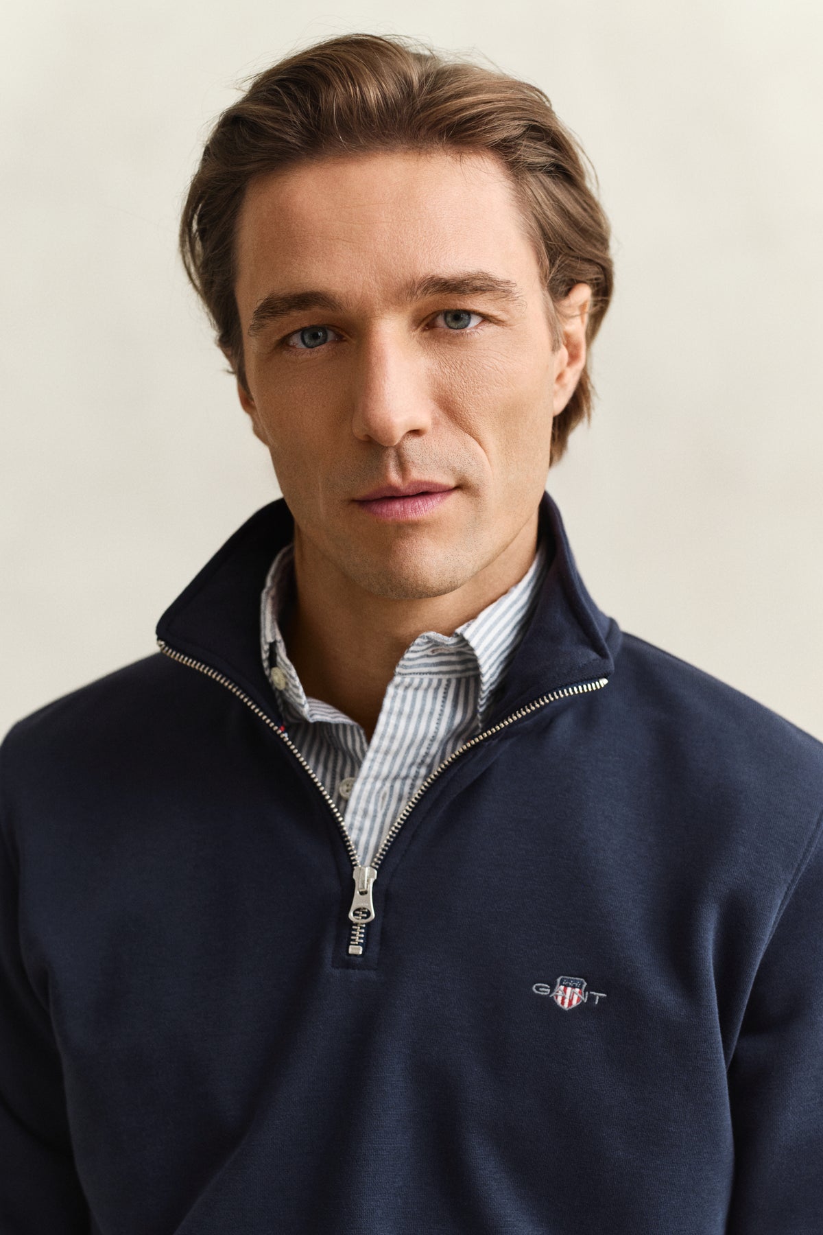 EVENING BLUE, REG SHIELD HALF ZIP SWEAT, CLOSE-UP BY GANT AU.