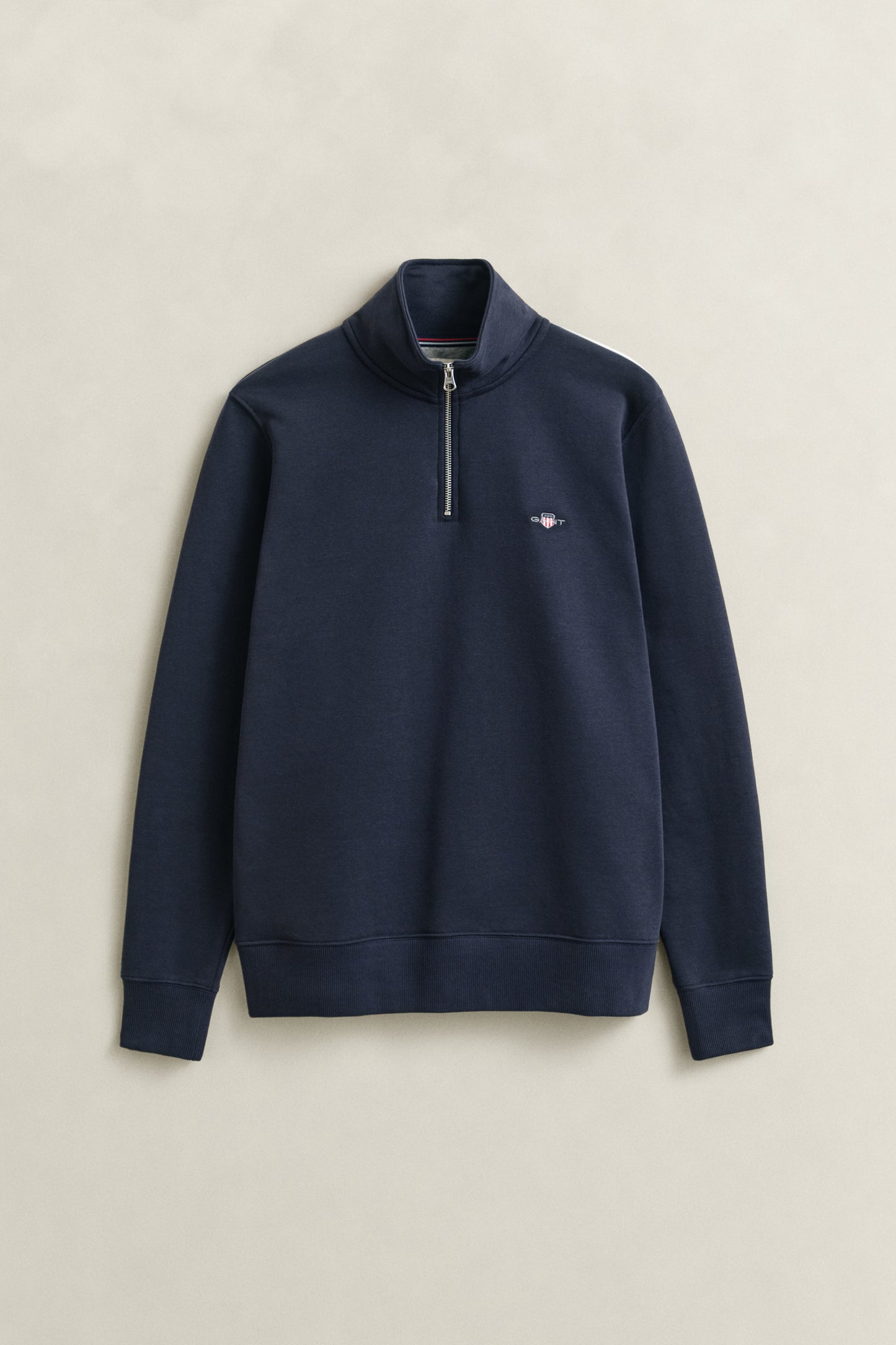EVENING BLUE, REG SHIELD HALF ZIP SWEAT, FLAT-LAY BY GANT AU.