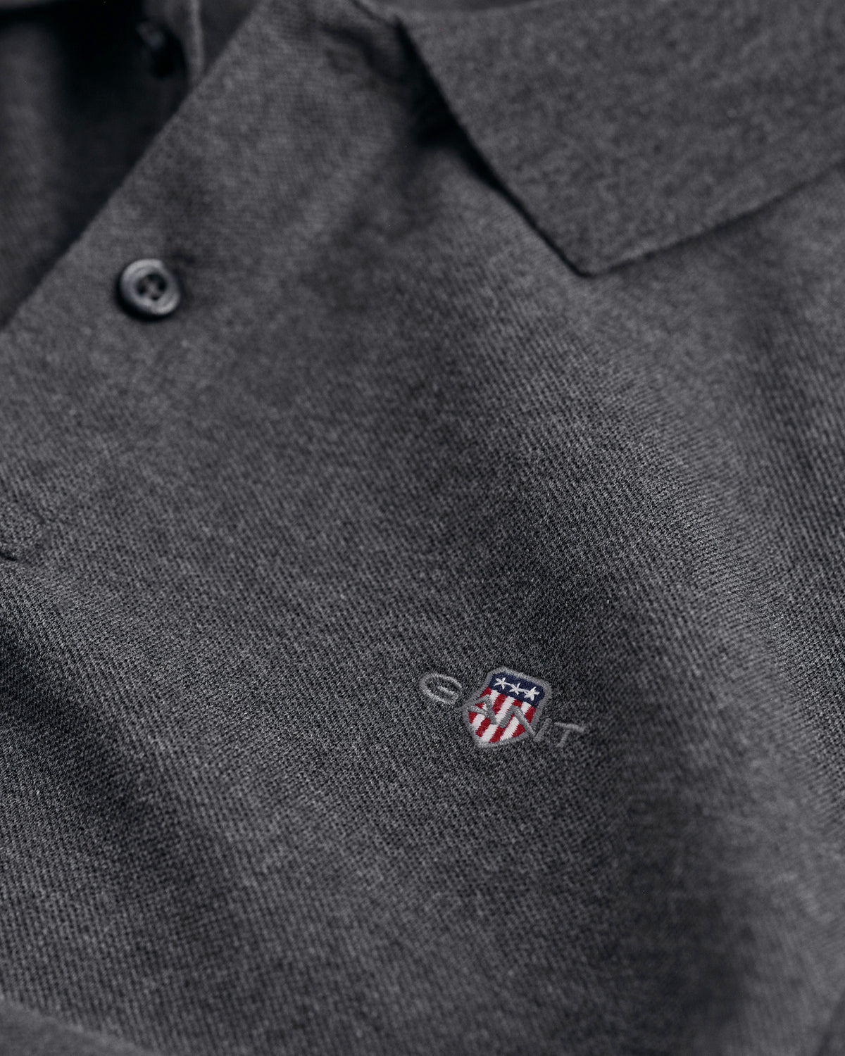 ANTRACIT MELANGE, REG SHIELD SS PIQUE POLO, CLOSE-UP BY GANT AU.
