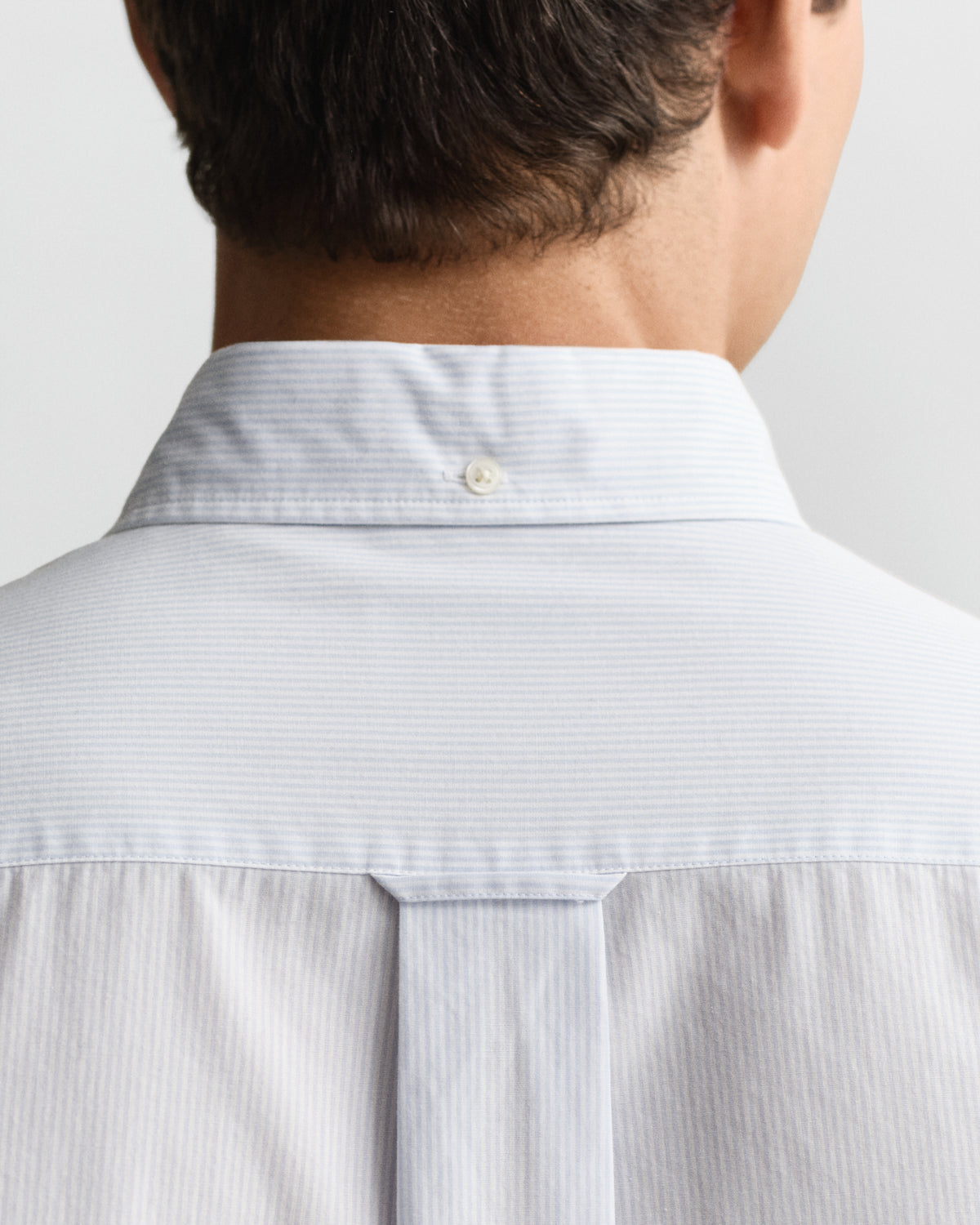 LIGHT BLUE, REG CLASSIC POPLIN BANKER SHIRT, CLOSE-UP BY GANT AU.