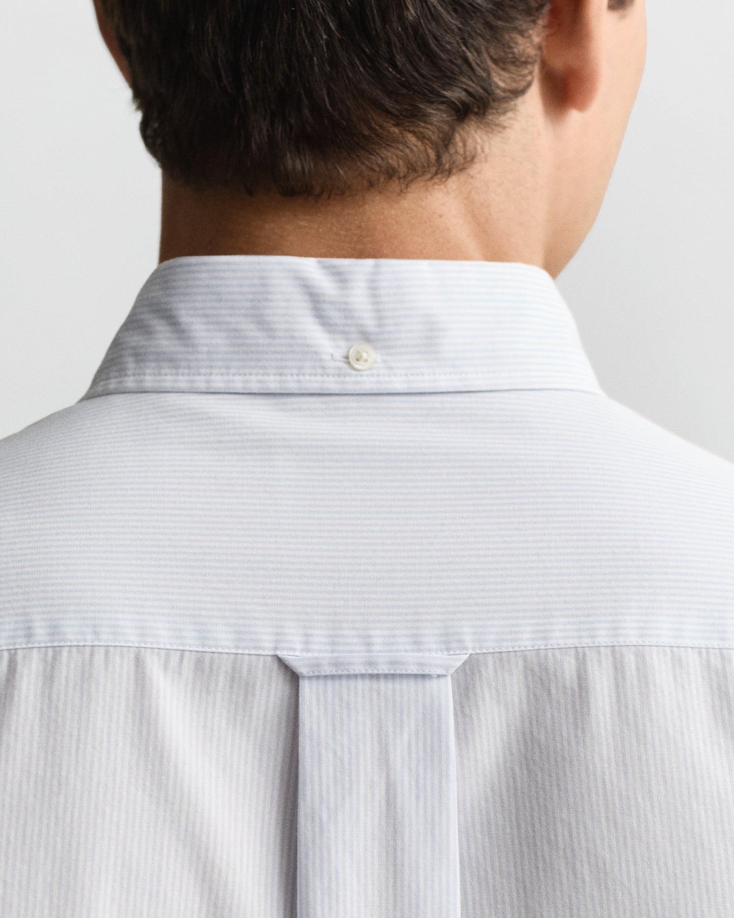 LIGHT BLUE, REG CLASSIC POPLIN BANKER SHIRT, CLOSE-UP BY GANT AU.