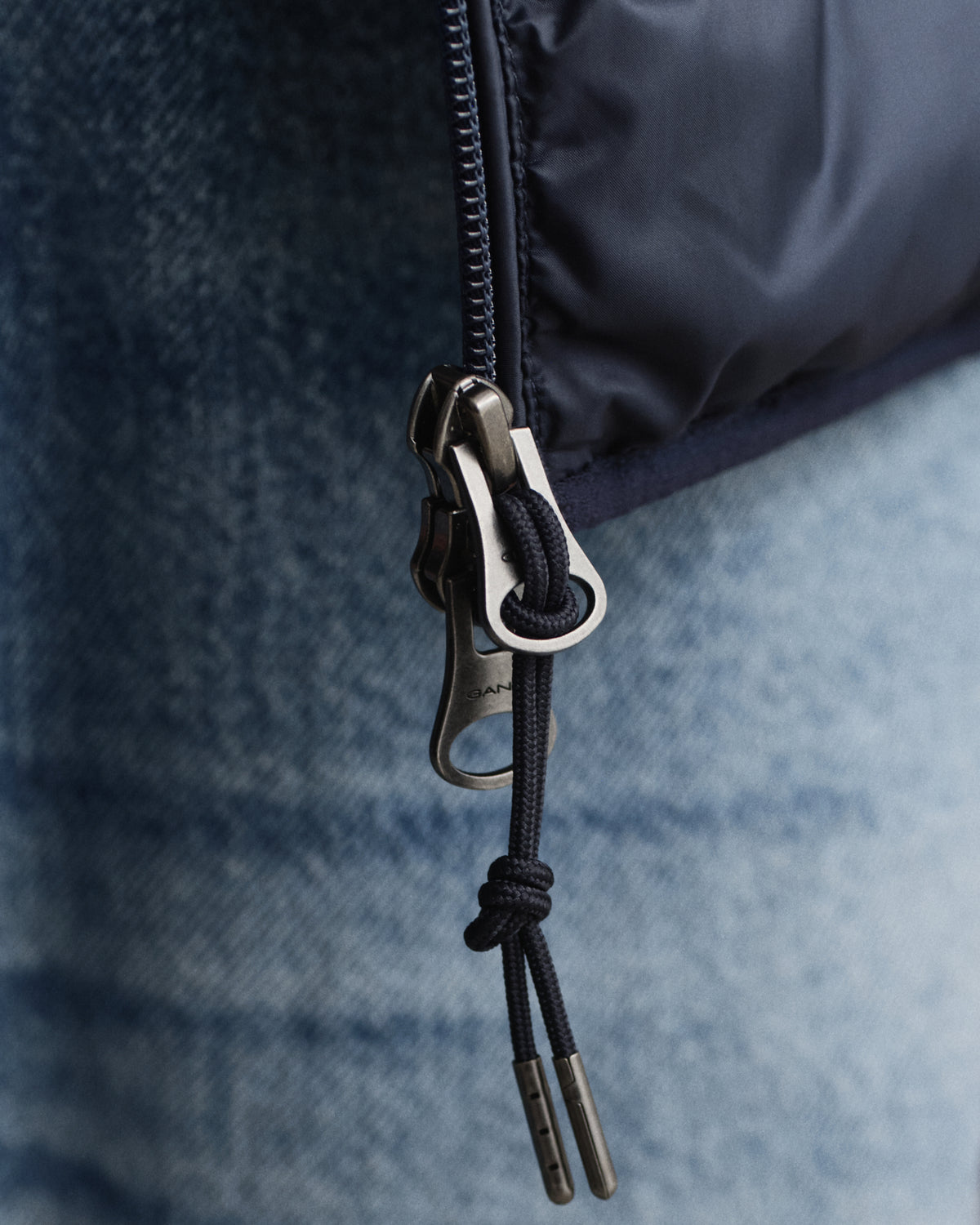 EVENING BLUE, LIGHT DOWN JACKET, CLOSE-UP BY GANT AU.