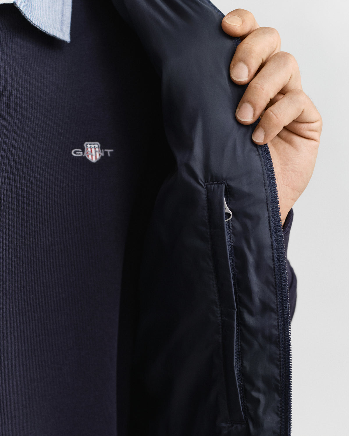 EVENING BLUE, LIGHT DOWN VEST, CLOSE-UP BY GANT AU.